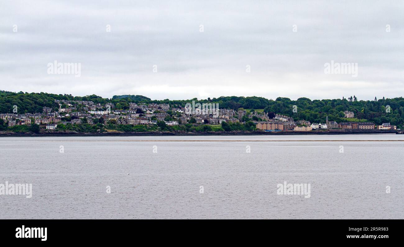 Dundee, Tayside, Escocia, Reino Unido. 5th de junio de 2023. Clima del Reino Unido: Tayside Escocia está experimentando un día fresco y nublado con temperaturas que rondan los 12 ° C. Una vista a través del tranquilo río Tay plateado de la ciudad de Wormit, Newport-on-Tay el ferrocarril y los puentes de carretera como se ve desde la costa de Dundee. Wormit es un pueblo en la costa sur del Firth of Tay en el noreste de Fife, Escocia. Su ubicación en el extremo sur del puente ferroviario Tay lo ha llevado a convertirse en un suburbio de Dundee. Wormit es parte de la Burgh de Newport-on-Tay. Crédito: Dundee Photographics/Alamy Live News Foto de stock