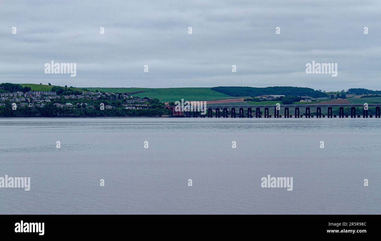 Dundee, Tayside, Escocia, Reino Unido. 5th de junio de 2023. Clima del Reino Unido: Tayside Escocia está experimentando un día fresco y nublado con temperaturas que rondan los 12 ° C. Una vista a través del tranquilo río Tay plateado de la ciudad de Wormit, Newport-on-Tay el ferrocarril y los puentes de carretera como se ve desde la costa de Dundee. Wormit es un pueblo en la costa sur del Firth of Tay en el noreste de Fife, Escocia. Su ubicación en el extremo sur del puente ferroviario Tay lo ha llevado a convertirse en un suburbio de Dundee. Wormit es parte de la Burgh de Newport-on-Tay. Crédito: Dundee Photographics/Alamy Live News Foto de stock