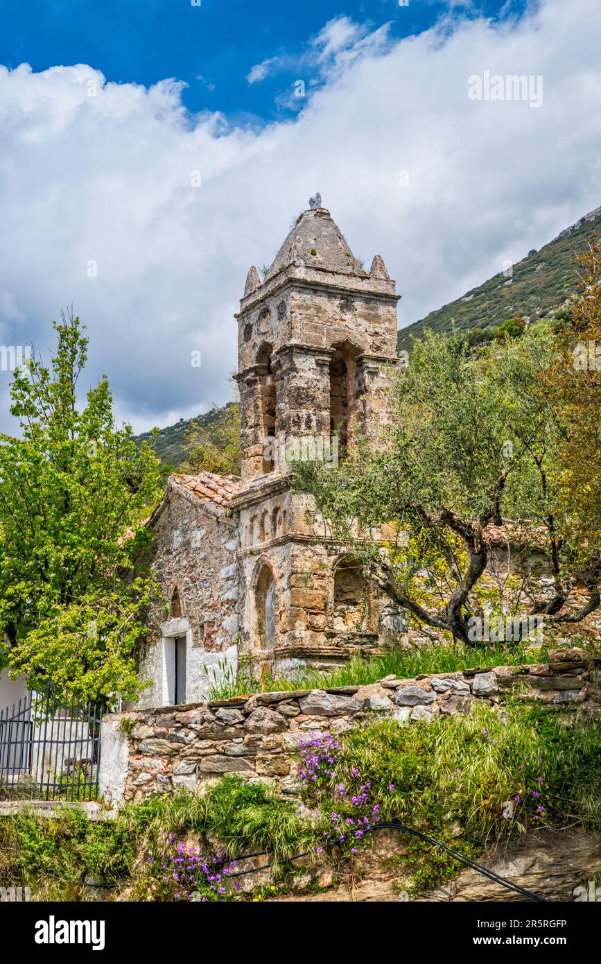 Iglesia medieval en el pueblo de Nomitsi, Messenian Mani, Exo Mani