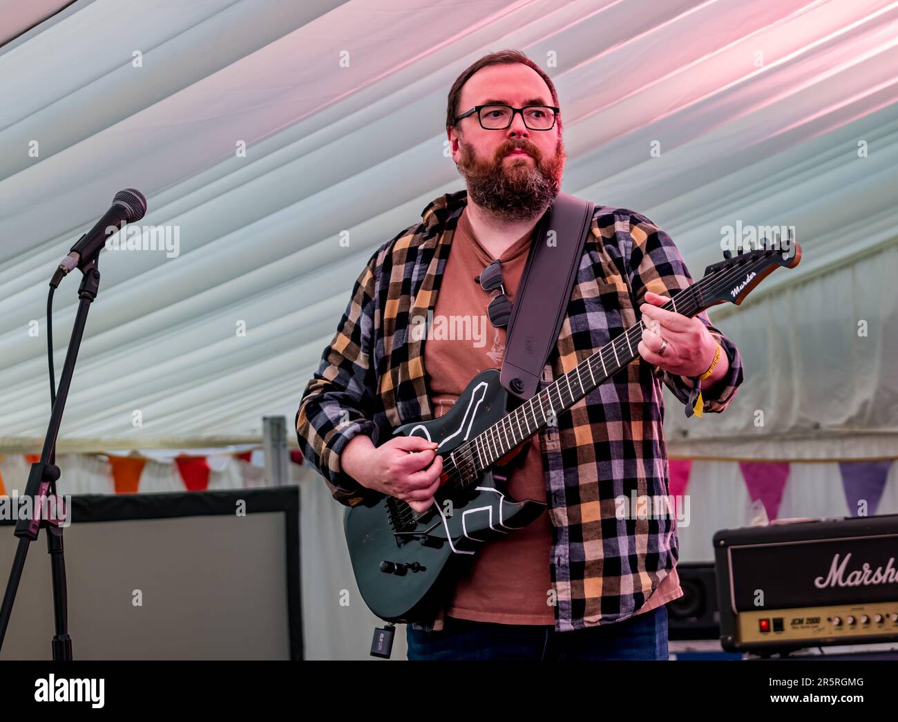 Haylen Beck, también conocido como Stuart Neville a la guitarra, banda de Fun Lovin' Crime Writers, Fringe-by-the-Sea, North Berwick, East Lothian, Escocia, REINO UNIDO Foto de stock