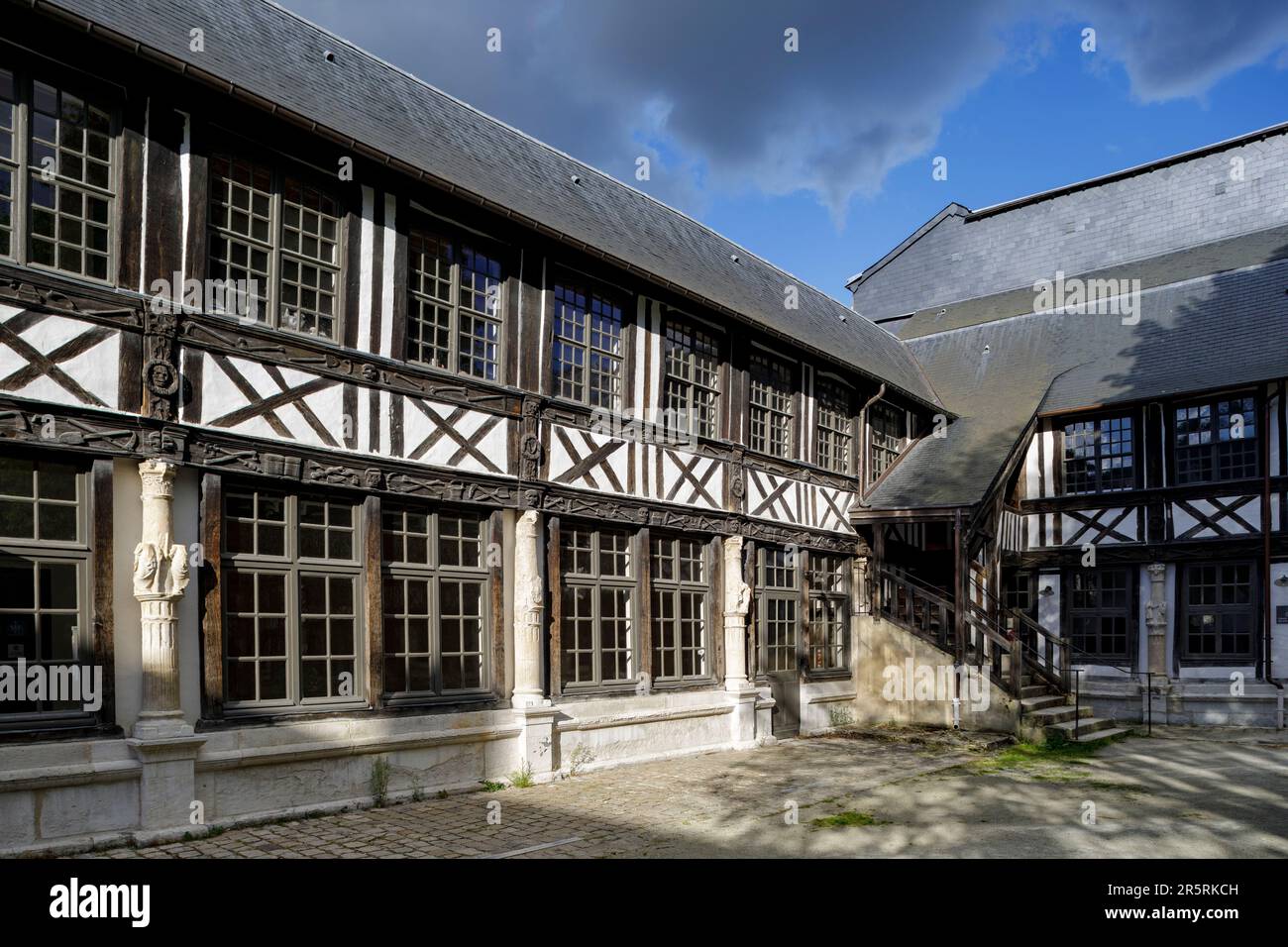 Francia, Seine-Maritime, Rouen, Aître Saint-Maclou, antiguo osario creado durante la Gran Peste Negra de 1348, vista del patio, después de la salida de la escuela de Bellas Artes y reciente renovación de 2018 a 2022 Foto de stock