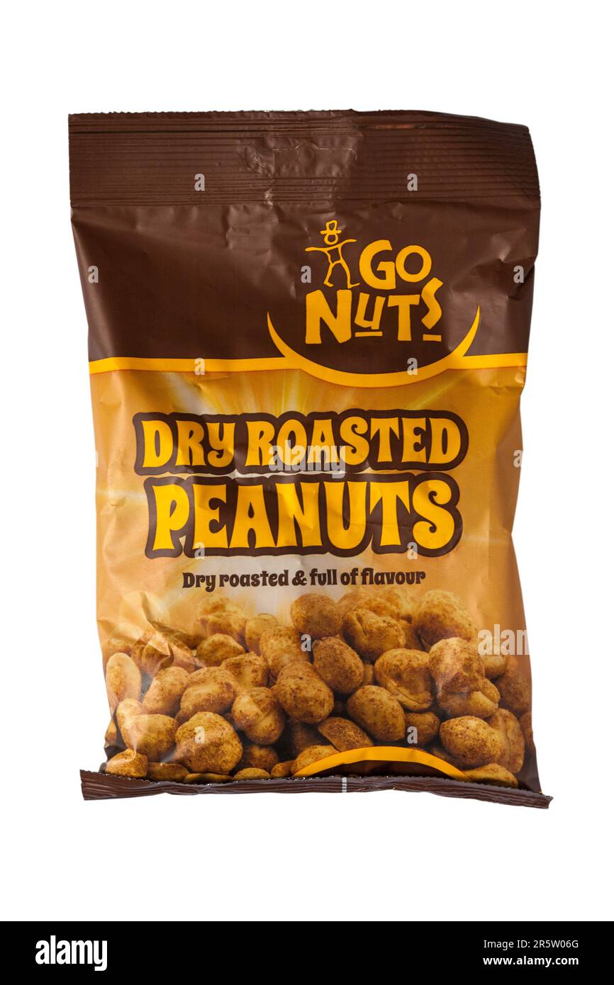 Paquete de Go Nuts cacahuetes secos tostados en seco y lleno de sabor aislado sobre fondo blanco Foto de stock