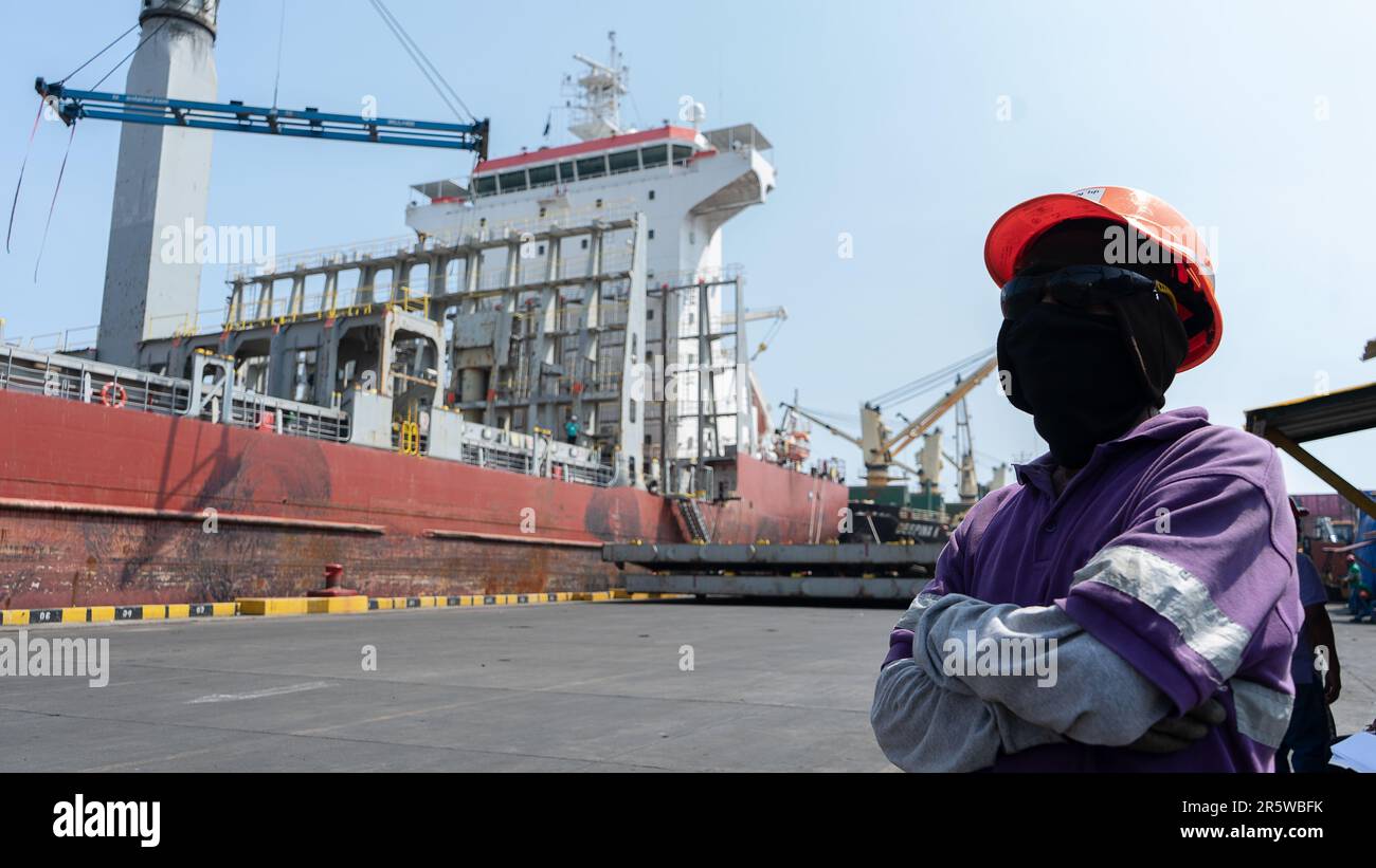 Operador de puerto de carga latino irreconocible que usa todos sus accesorios de seguridad Foto de stock