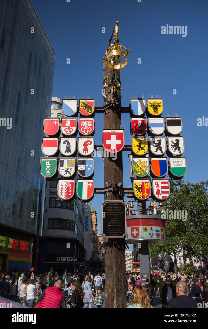 Árbol cantonales de Suiza y el glockenspiel en Leicester Square, Londres, Inglaterra, Reino Unido. Foto de stock