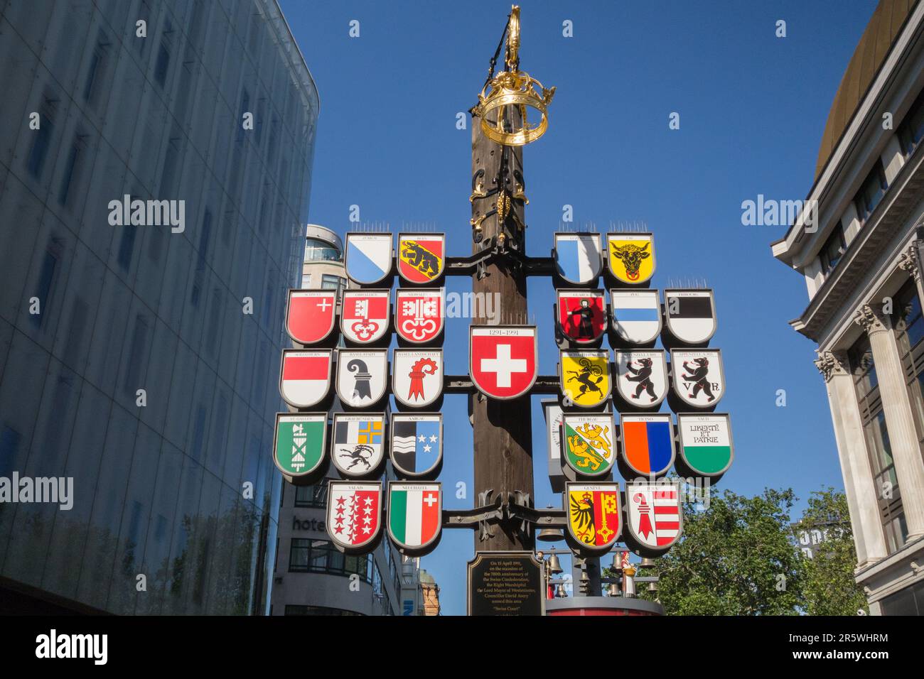 Árbol cantonales de Suiza y el glockenspiel en Leicester Square, Londres, Inglaterra, Reino Unido. Foto de stock