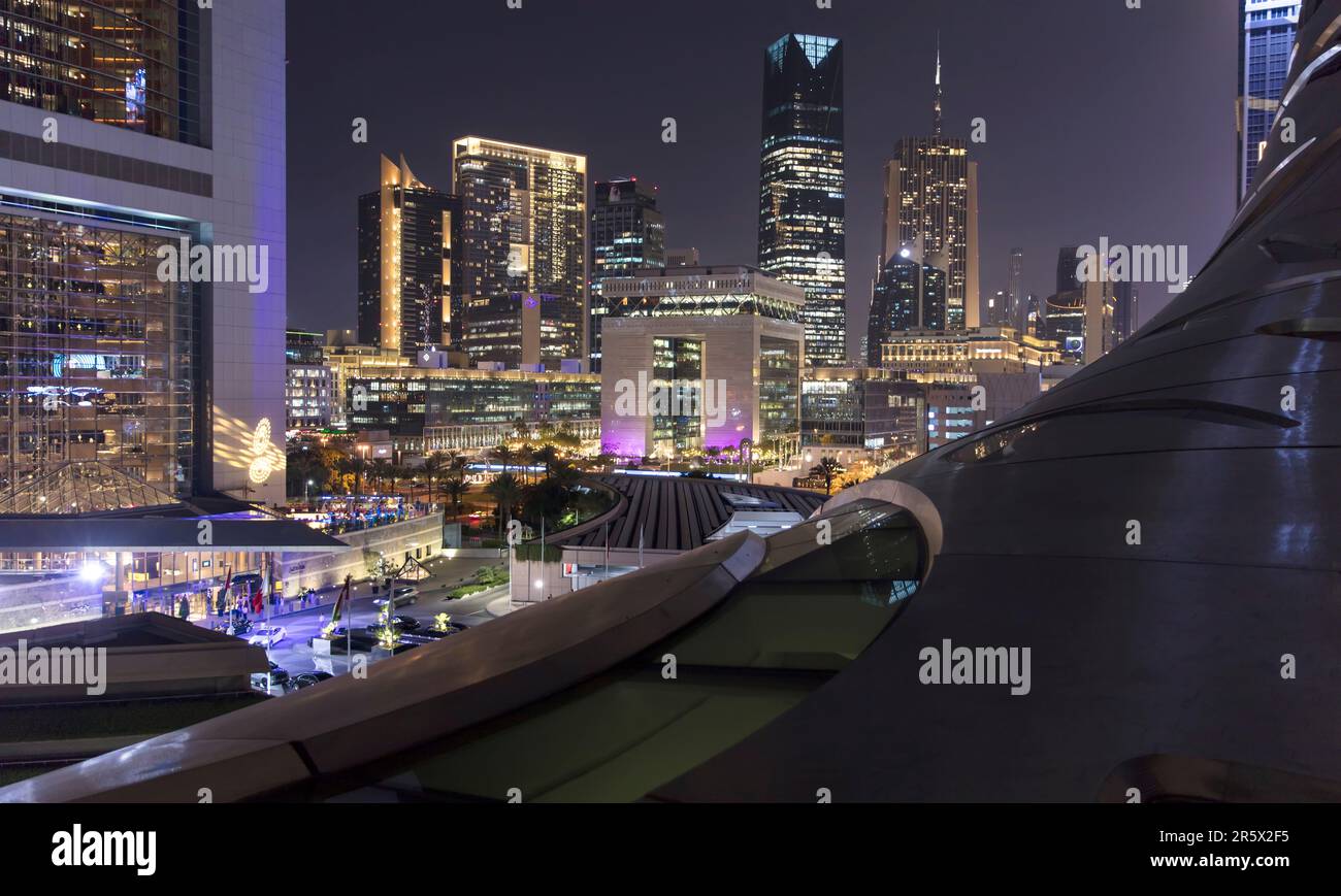 Dubai, Emiratos Árabes Unidos, distrito financiero paisaje urbano nocturno del Museo del Futuro Foto de stock