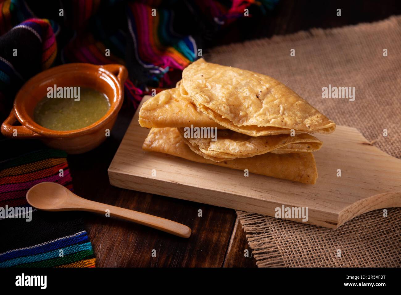 Quesadillas doradas. Quesadillas fritas elaboradas con tortillas de maíz, se pueden rellenar con