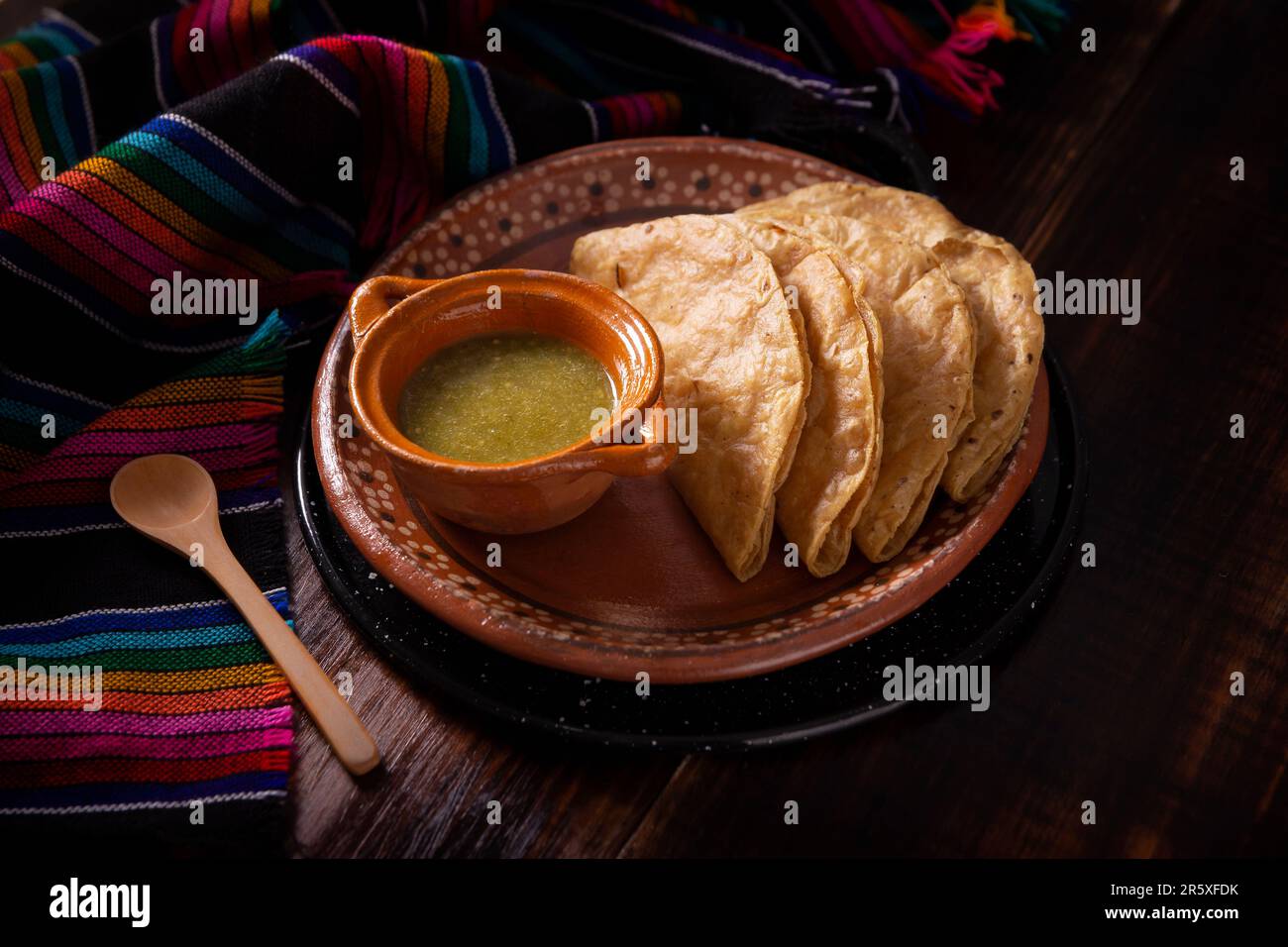 Quesadillas doradas. Quesadillas fritas elaboradas con tortillas de