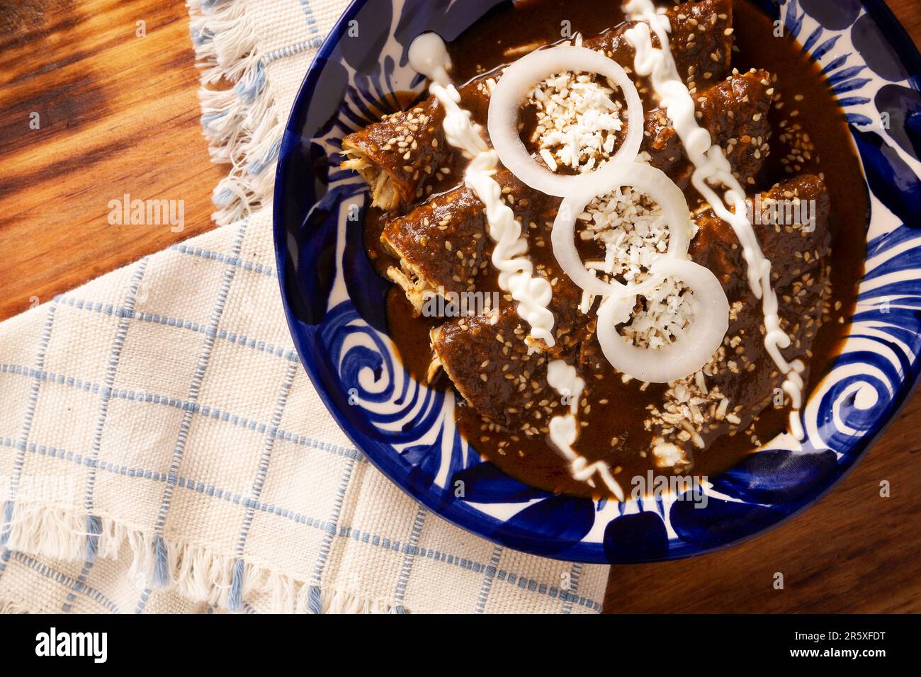 Enchiladas de Mole. También conocidas como mole poblano enchiladas, son