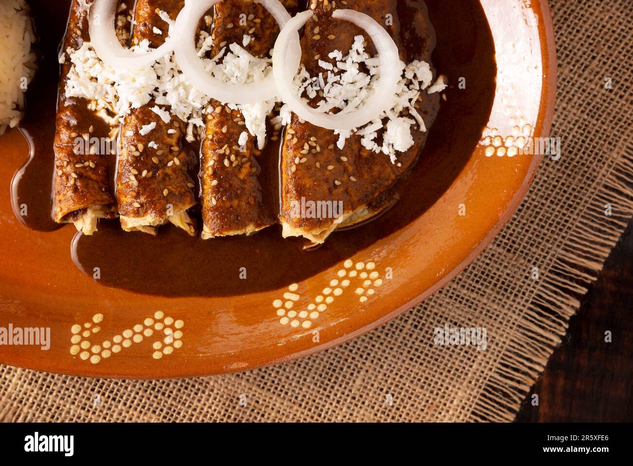 Enchiladas de Mole. También conocidas como mole poblano enchiladas, son