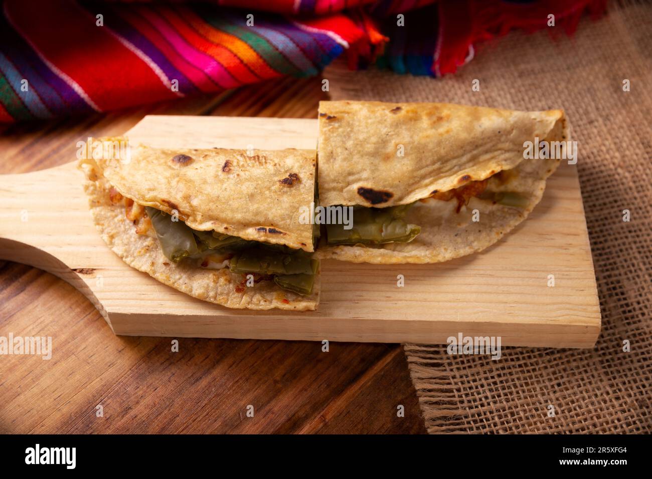 Quesadilla de Comal con queso y nopales. Quesadilla típica mexicana