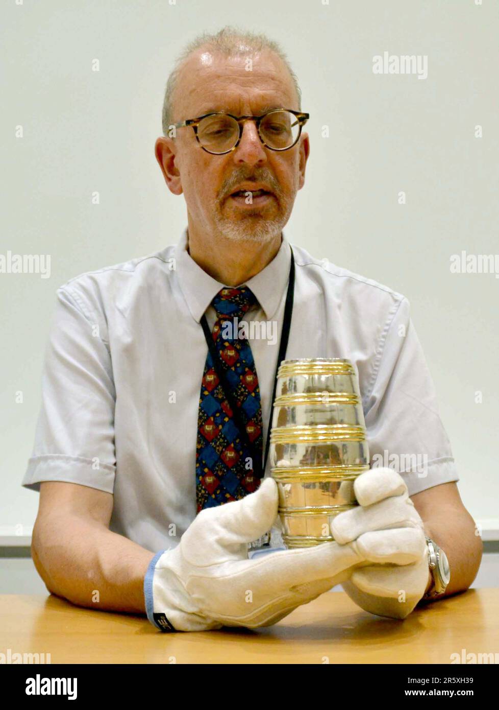 Tel Aviv, Israel. 05th de junio de 2023. Matthias Weniger, jefe de  investigación de procedencia en el Museo Nacional de Baviera, sostiene dos  vasos de plata saqueados durante la era nazi. El