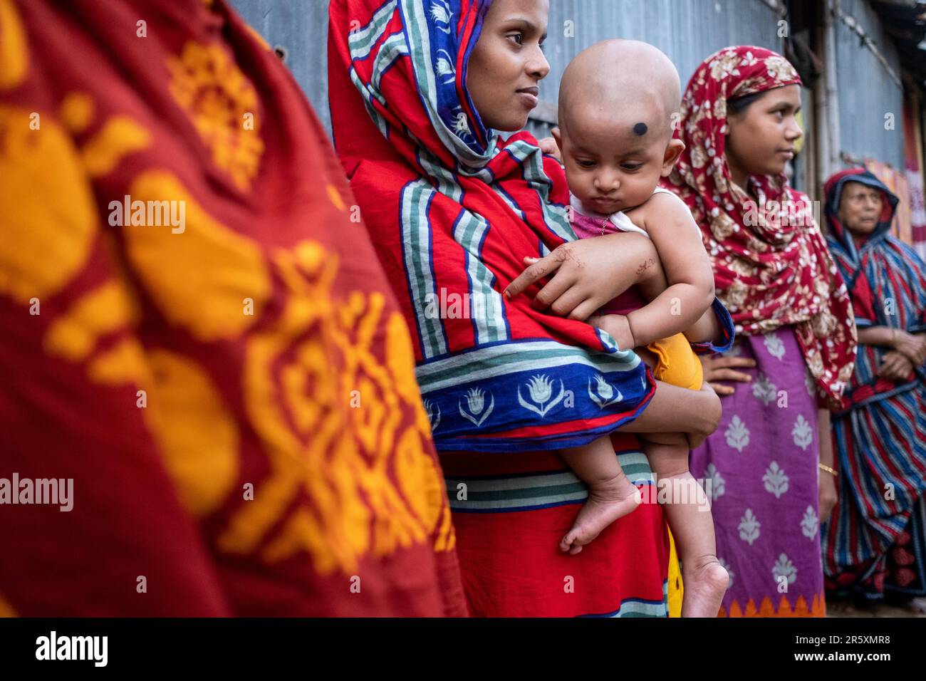 Retrato de una mujer bangladesí que llevaba a un niño. El suburbio de