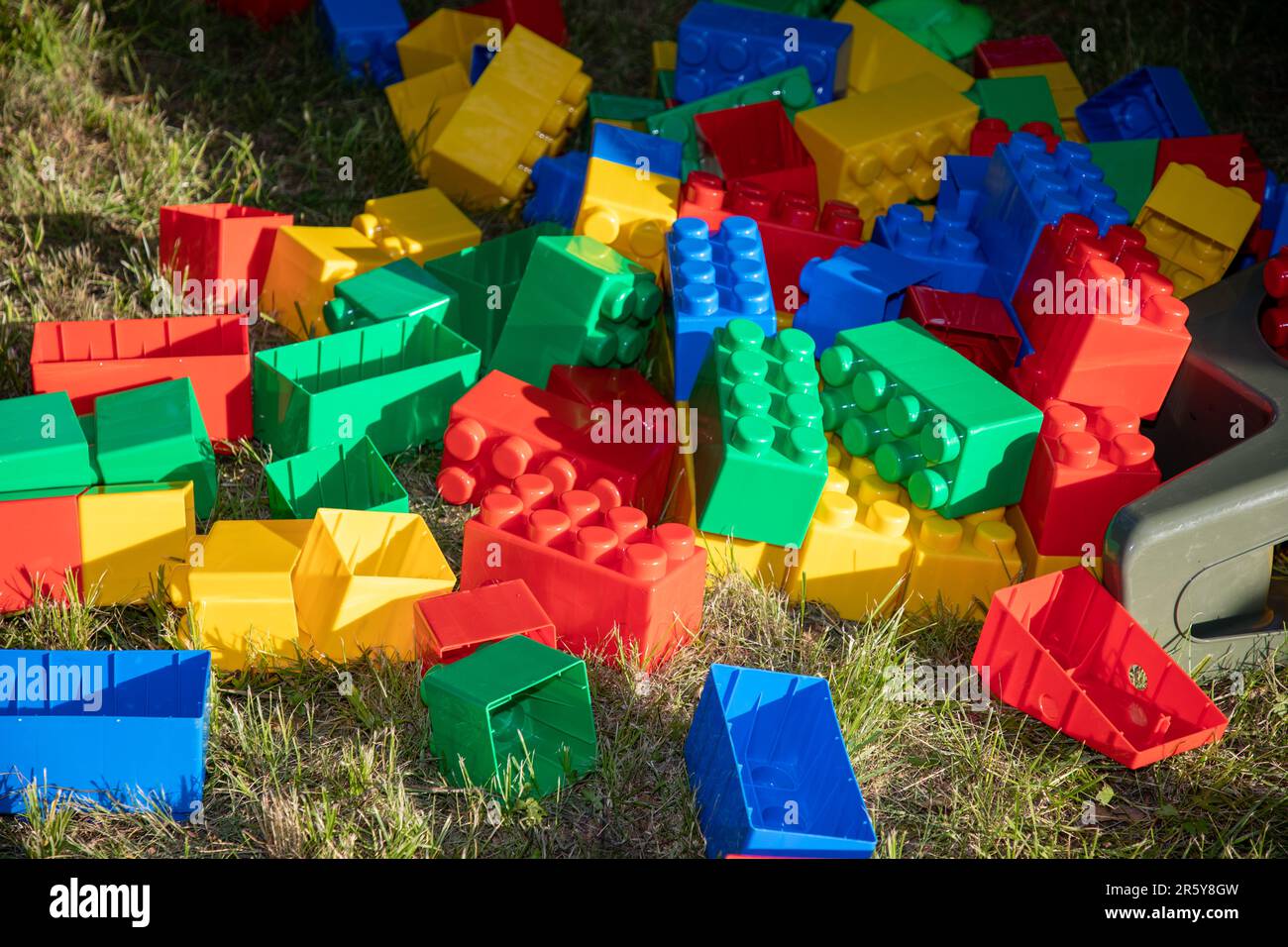 Niños constructor de gran pila de plástico bloques de juguete juego de niños gigante multicolor suave diseñador pieza Puzzle Foto de stock