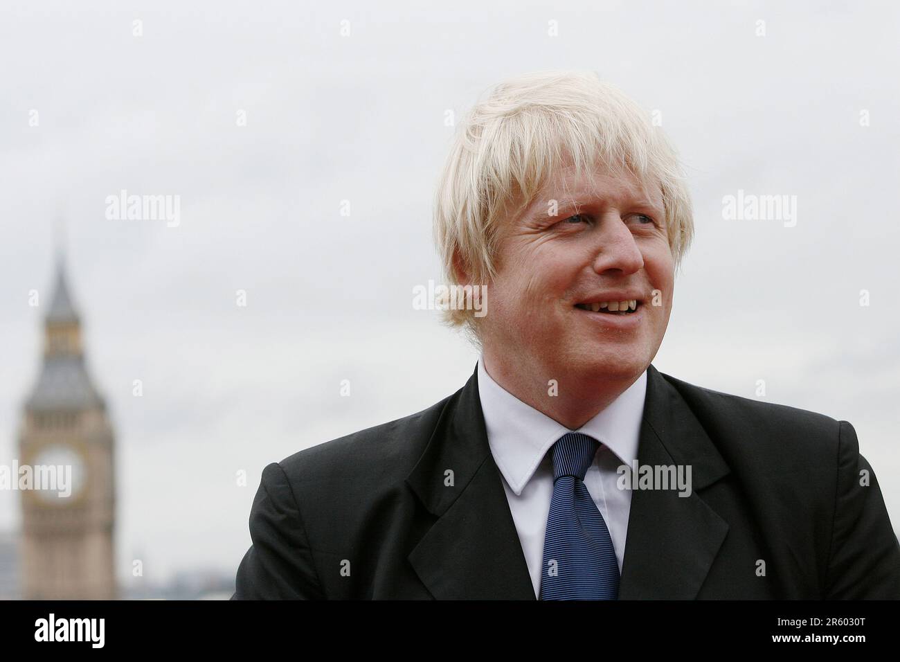 El alcalde Boris Johnson en la ceremonia de culminación del nuevo Park Plaza County Hall Hotel en Westminster, Londres Foto de stock