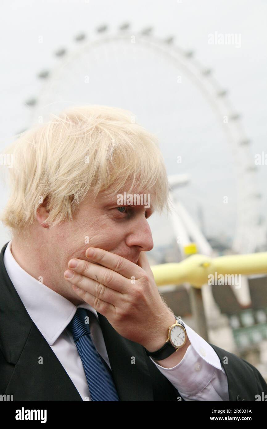 El alcalde Boris Johnson en la ceremonia de culminación del nuevo Park Plaza County Hall Hotel en Westminster, Londres Foto de stock