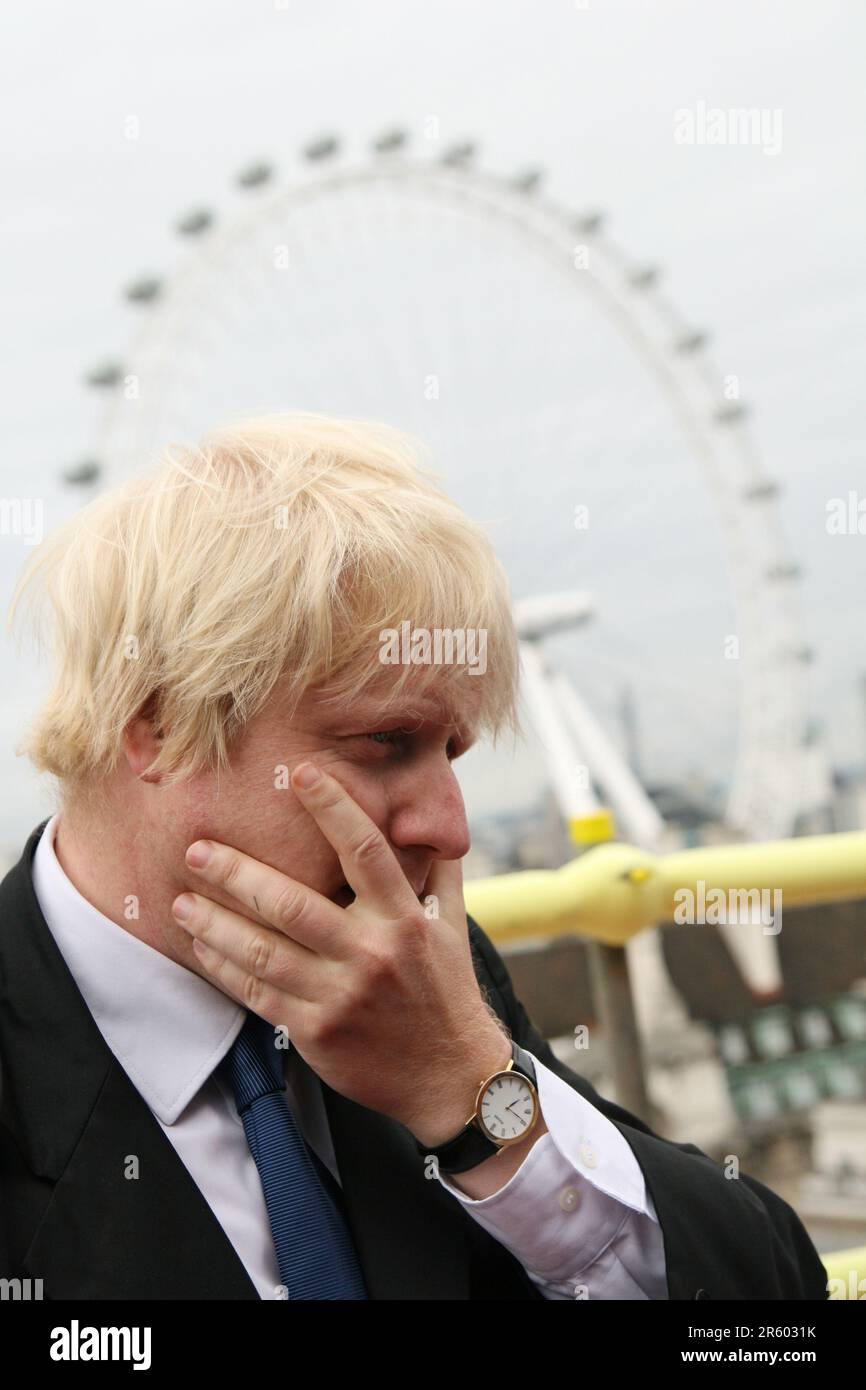 El alcalde Boris Johnson en la ceremonia de culminación del nuevo Park Plaza County Hall Hotel en Westminster, Londres Foto de stock