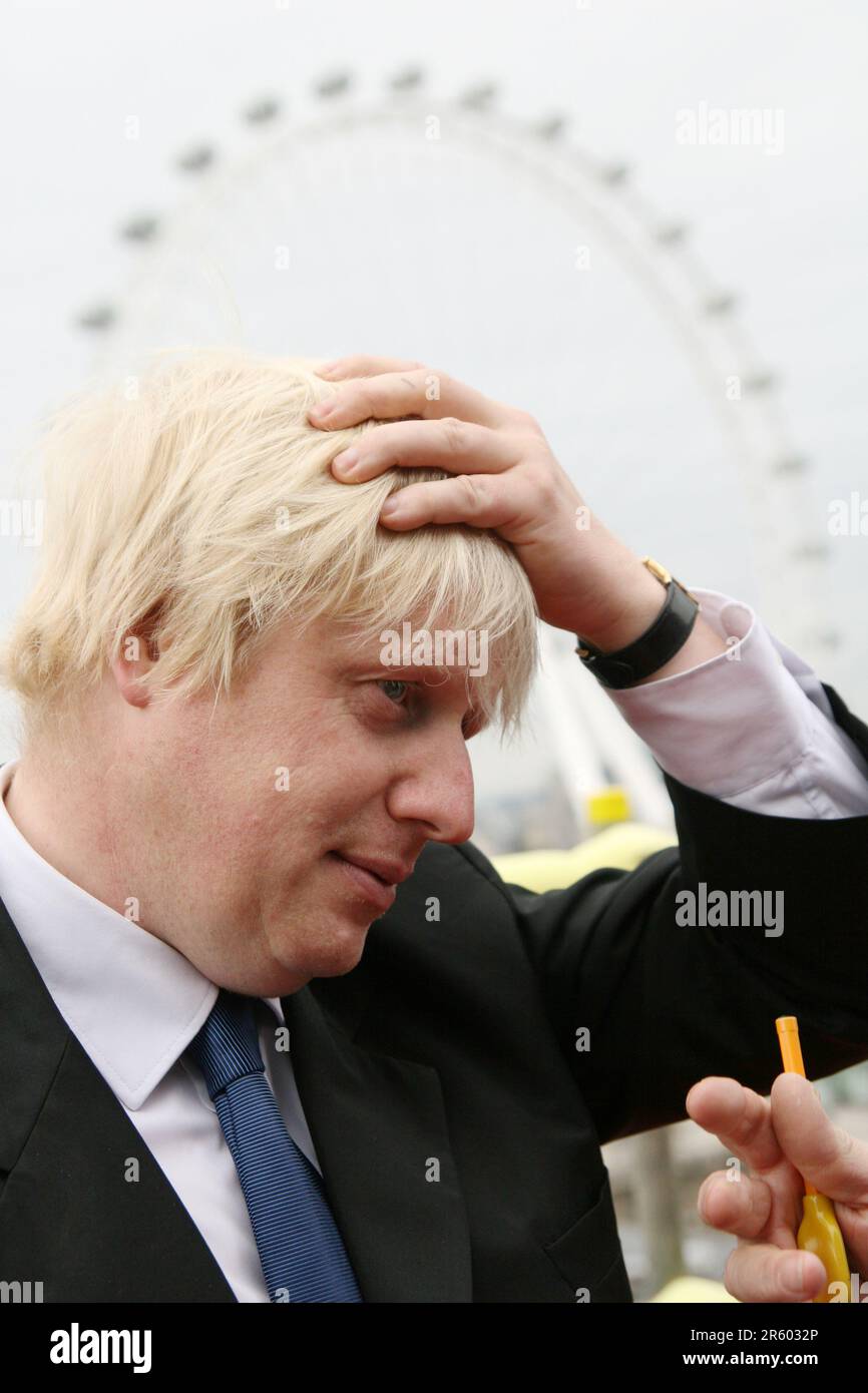 El alcalde Boris Johnson en la ceremonia de culminación del nuevo Park Plaza County Hall Hotel en Westminster, Londres Foto de stock