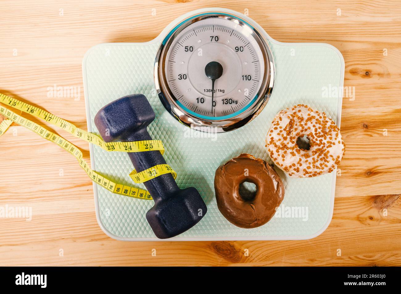 Báscula para medir el peso después del ejercicio en el gimnasio Fotografía  de stock - Alamy