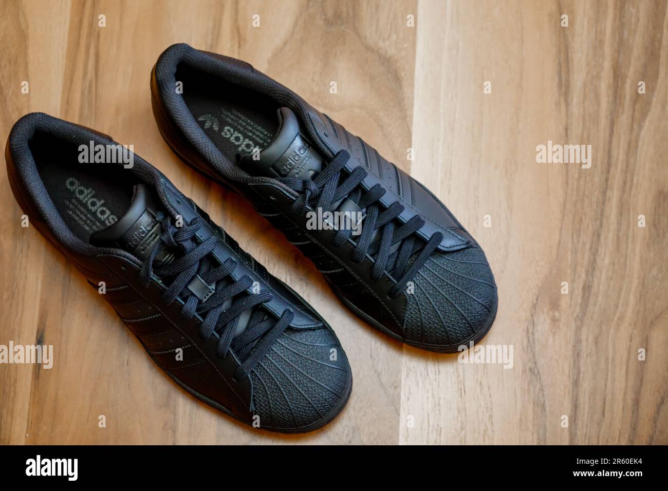 Black adidas sneakers fotografías e imágenes de alta resolución - Alamy