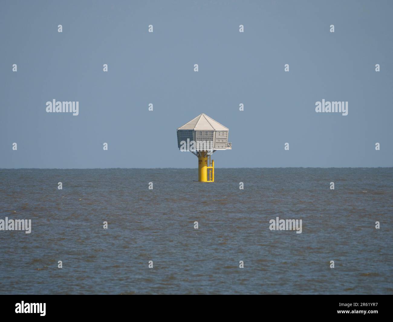 Estructura de anidación artificial para aves marinas vulnerables, como los kittiwakes de patas negras, el parque eólico Hornsea Three, Lowestoft, Suffolk, Inglaterra, Reino Unido Foto de stock