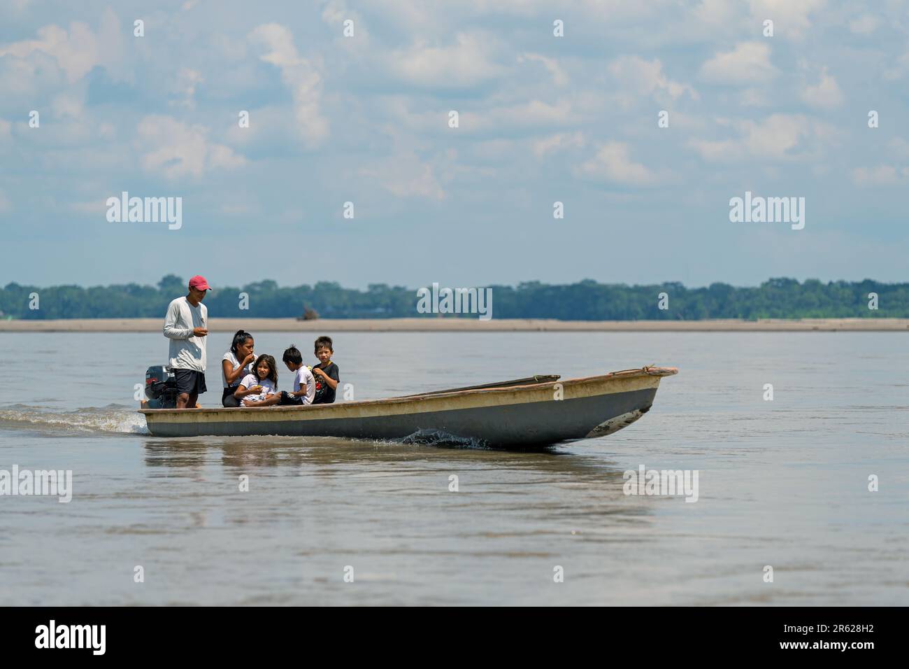 Personas en transporte motorizado en canoa, río Napo, parque nacional Yasuni, selva amazónica, Ecuador. Foto de stock