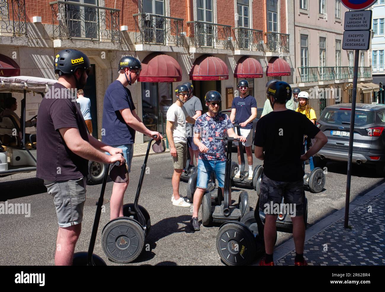 Los turistas que usan Segways se detienen en las partes turísticas de Lisboa Foto de stock