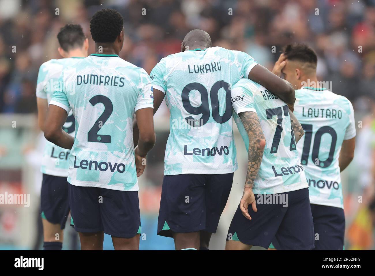 Turín, Italia, 3 de junio de 2023. Marcelo Brozovic del FC Internazionale celebra con sus compañeros de equipo después de marcar para dar al equipo una ventaja de 1-0 durante el partido de la Serie A en el Stadio Grande Torino, Turín. El crédito de la imagen debe leer: Jonathan Moscrop / Sportimage Foto de stock