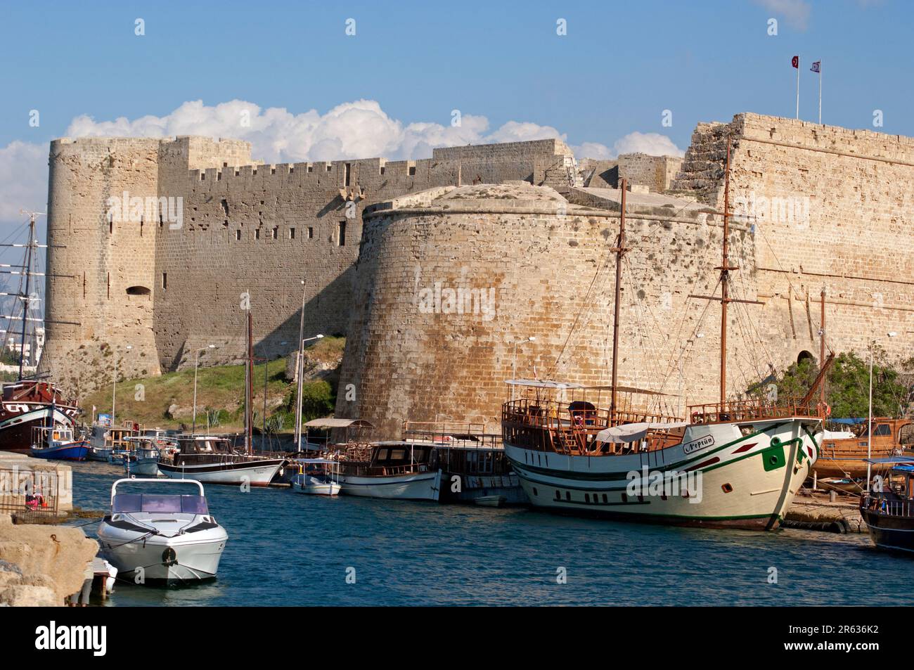 Muros fortificados y estructura en el puerto de Chipre Fotografía de stock  - Alamy