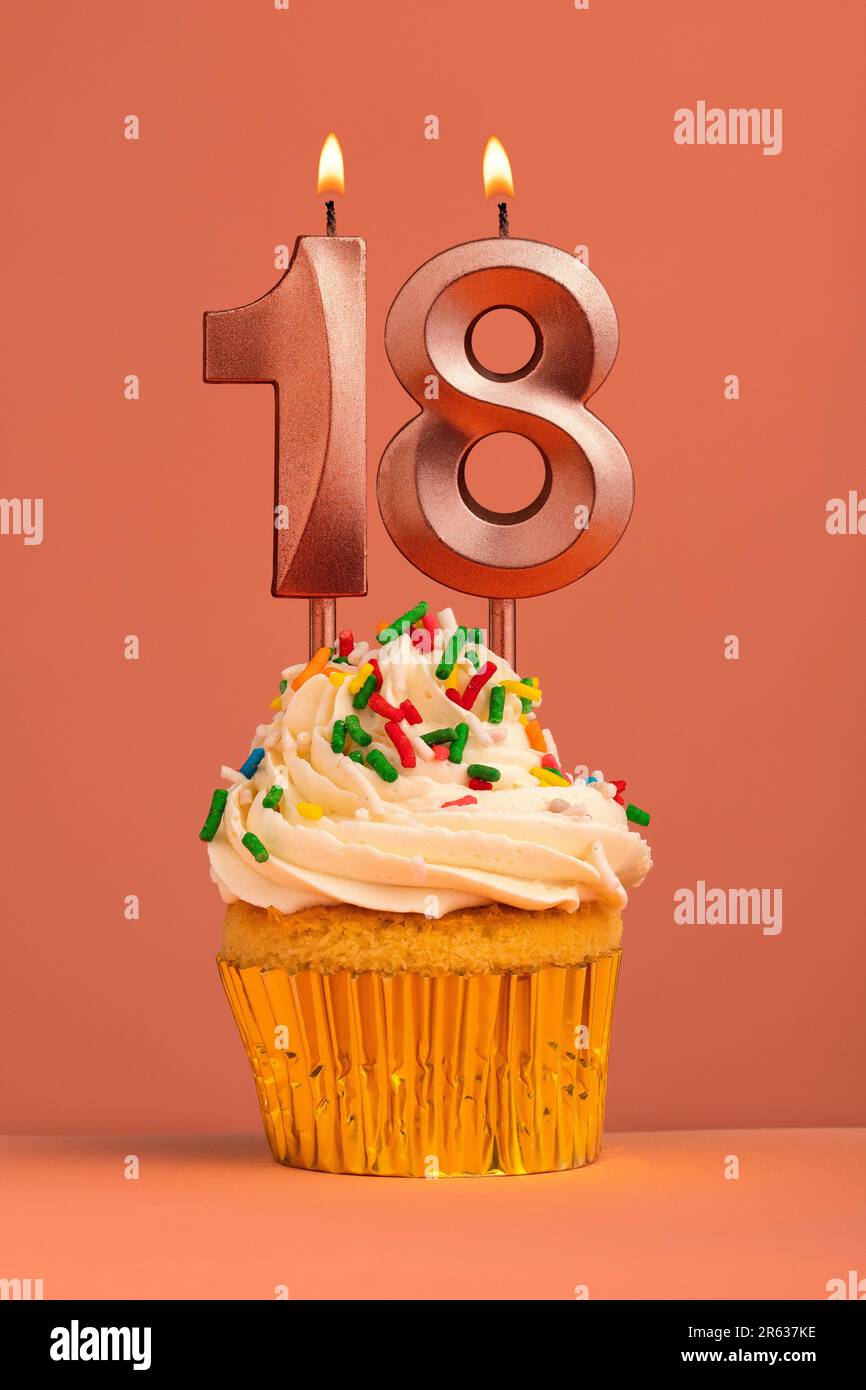 Tarta de cumpleaños con velas encendidas) número 18 Fotografía de stock -  Alamy