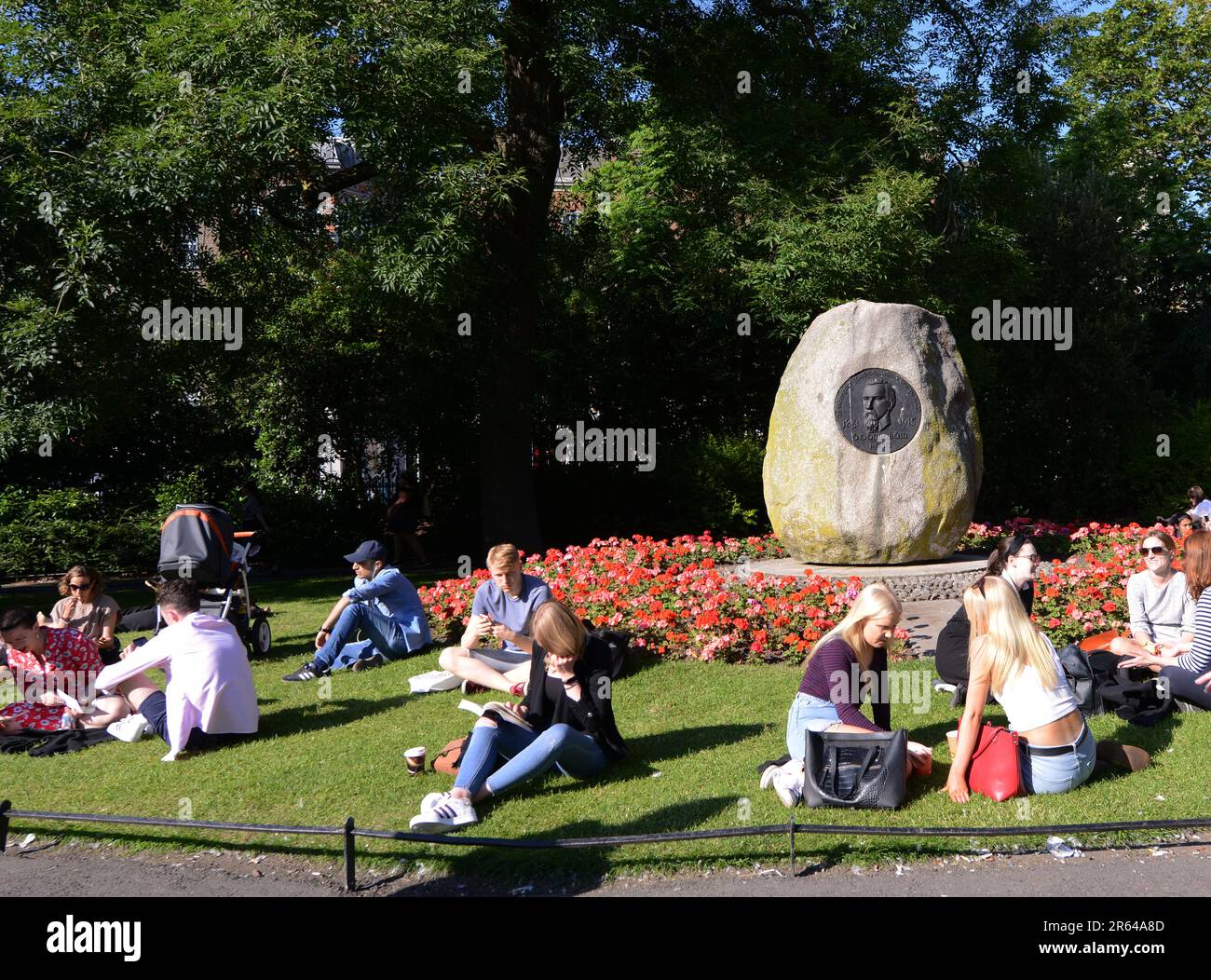 Un soleado día de verano en el parque St Stephen's Green en Dublín, Irlanda. Foto de stock