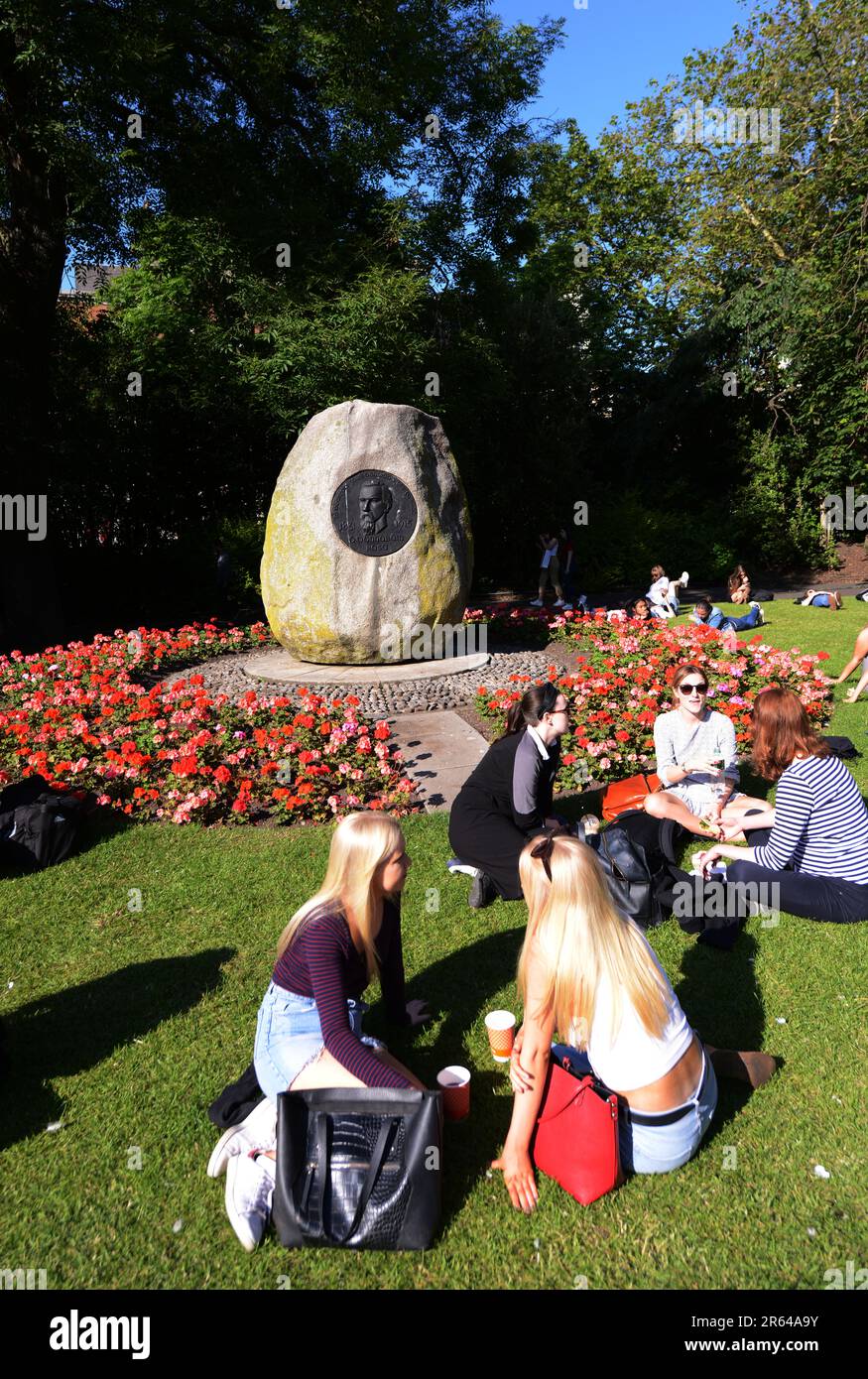 Un soleado día de verano en el parque St Stephen's Green en Dublín, Irlanda. Foto de stock