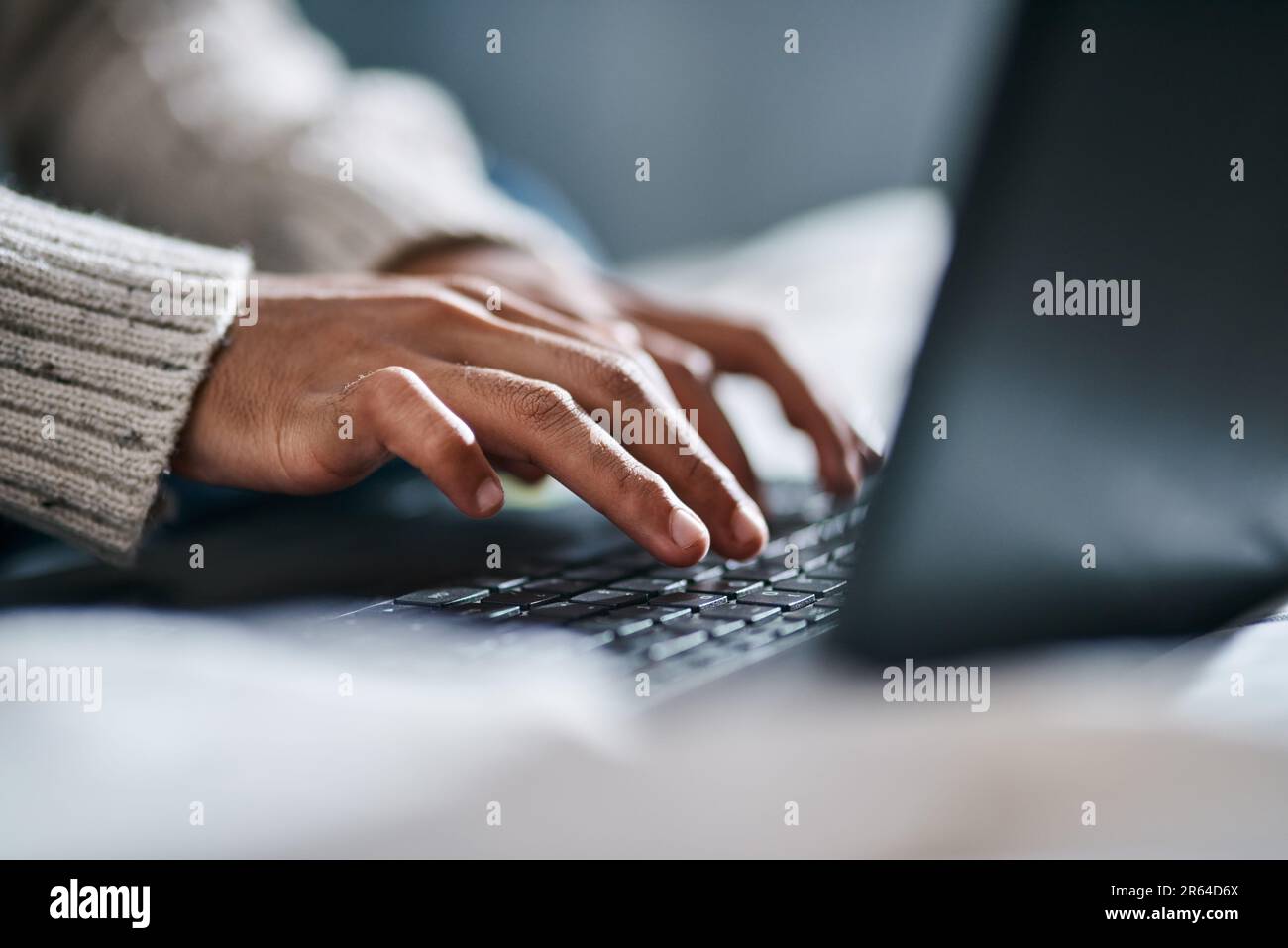 Ordenador portátil, manos y persona escribiendo, trabajo desde casa o e