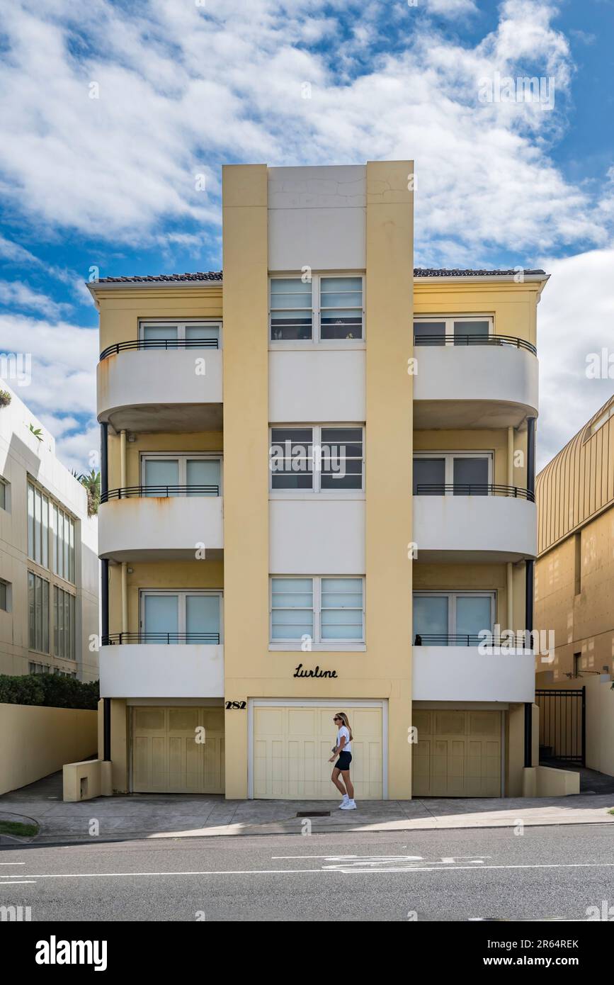 Los apartamentos Art Deco de color amarillo mantequilla llamados Lurline están directamente en el norte de Bondi Beach en Campbell Parade en Sydney, Australia Foto de stock