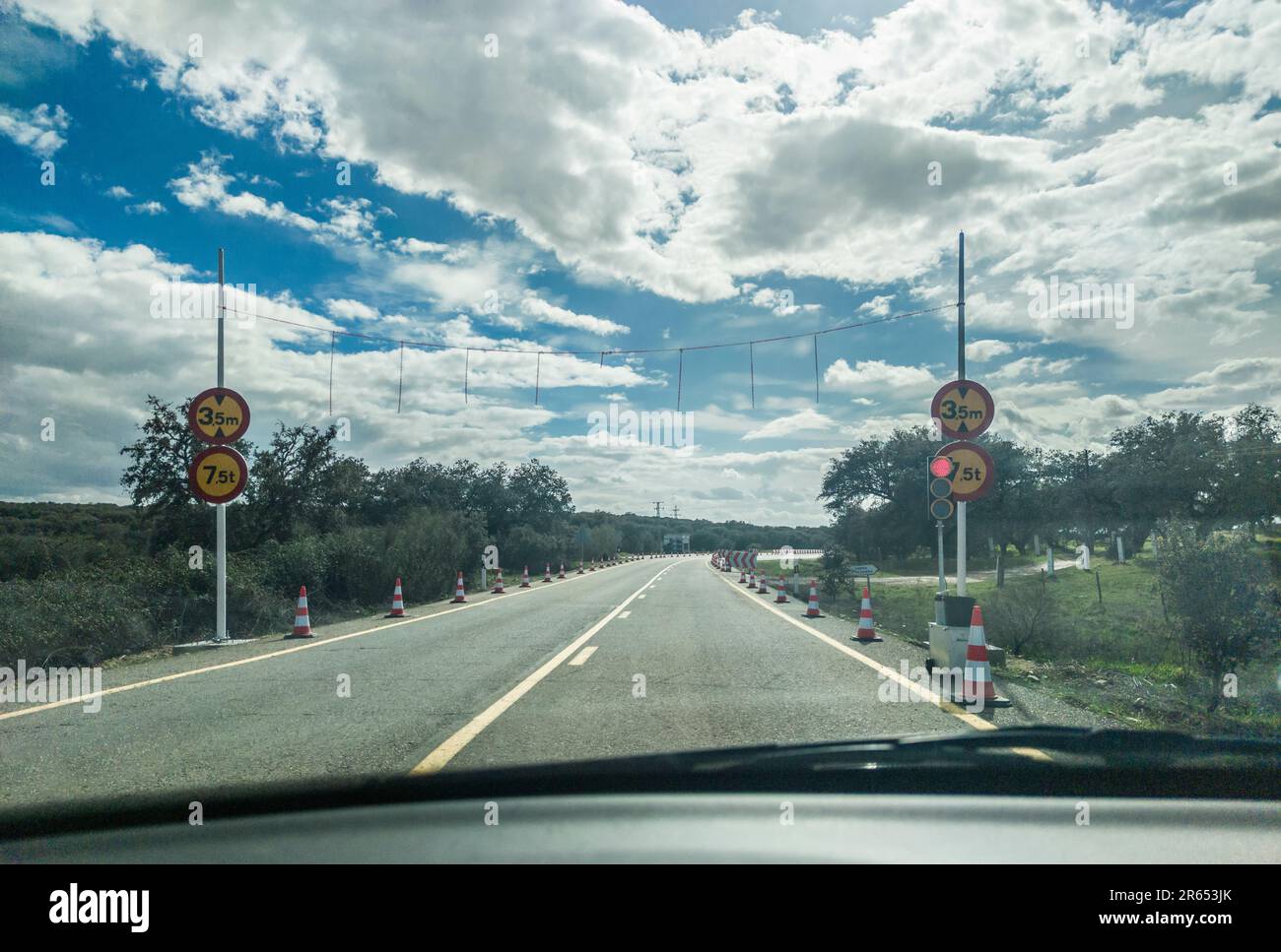 Obras viales en la carretera nacional N523. Semáforos temporales. Vista desde el interior del coche Foto de stock