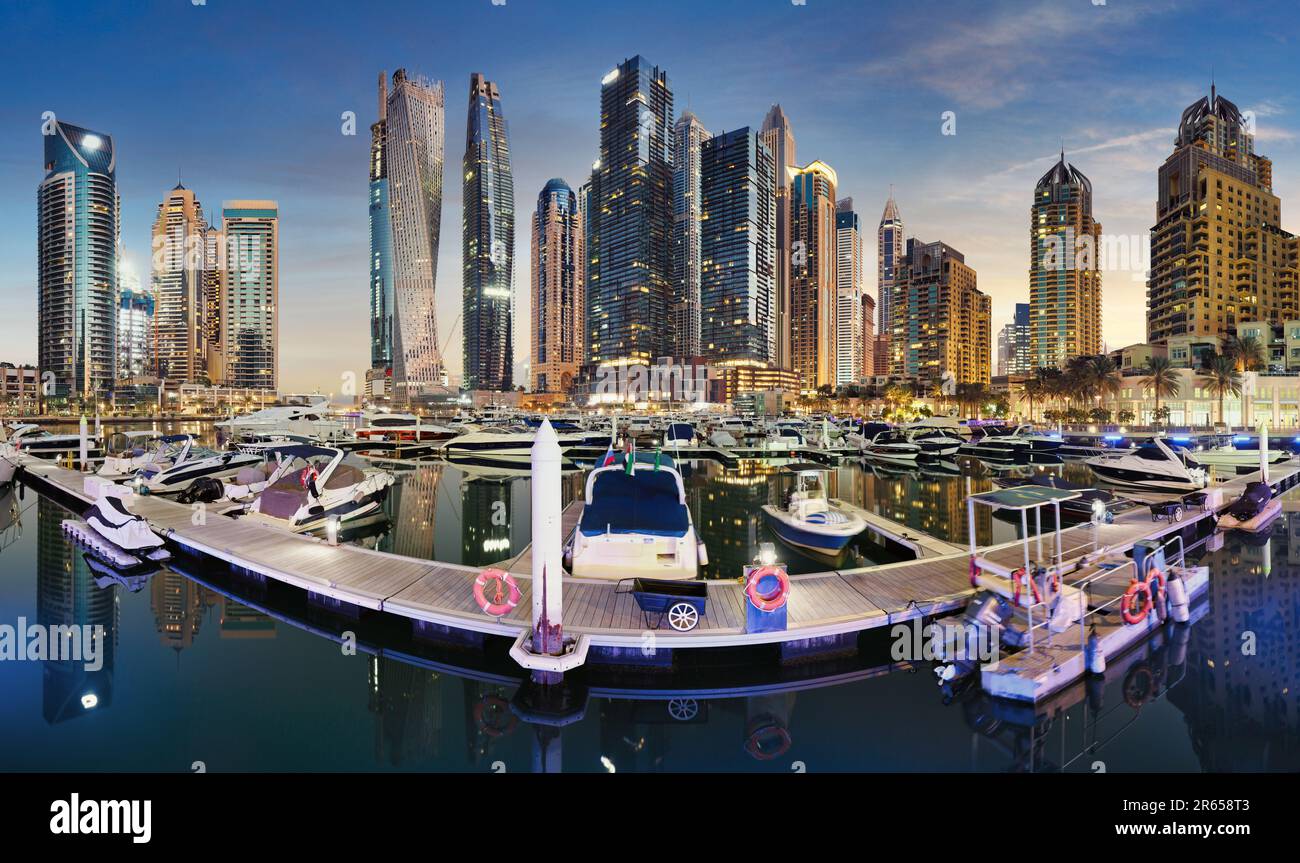 Dubai Marina panorama al amanecer, nadie. Emiratos Árabes Unidos Foto de stock