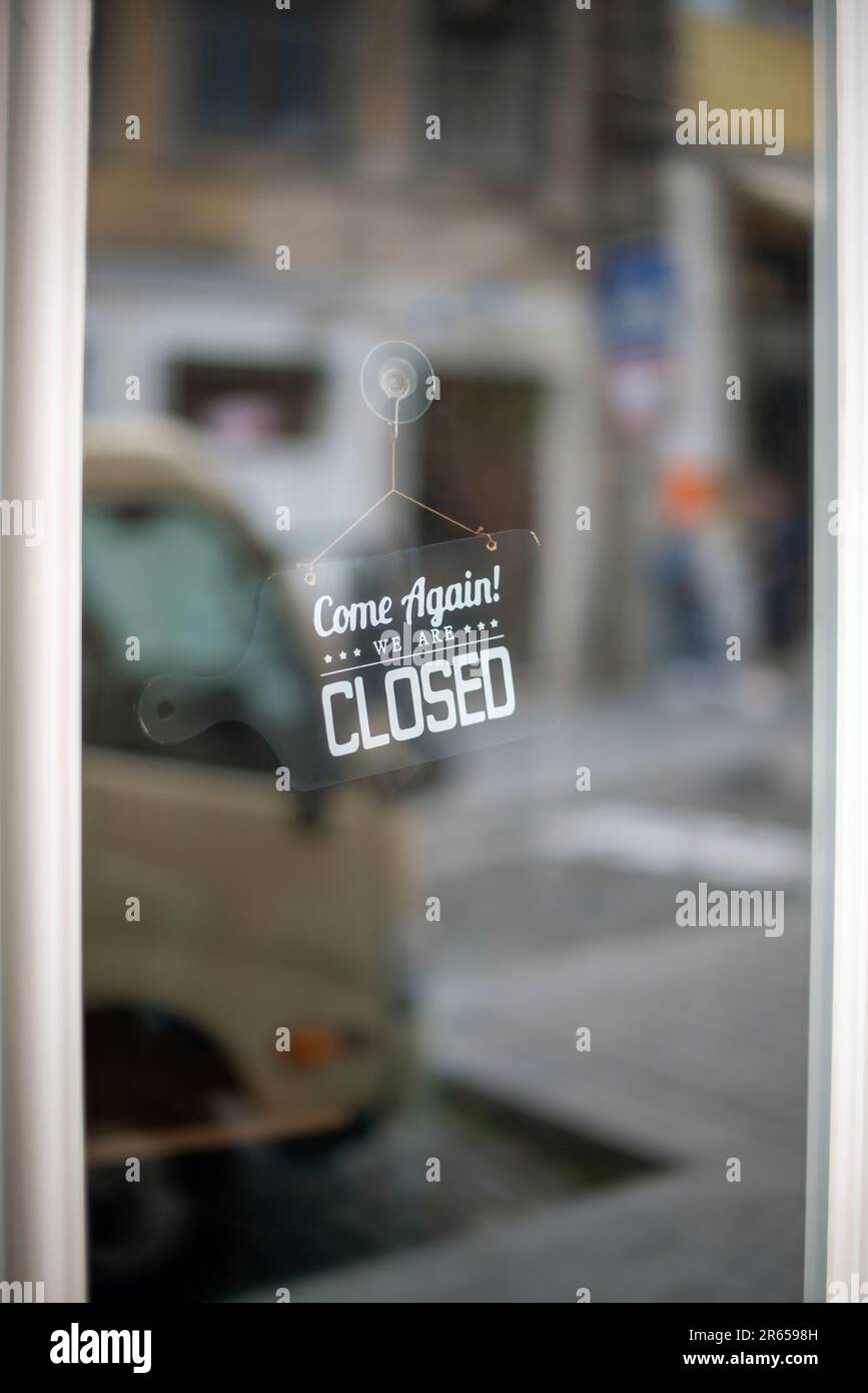 Cartel cerrado en la puerta de cristal de un establecimiento en el centro de la ciudad vieja de Oporto Foto de stock