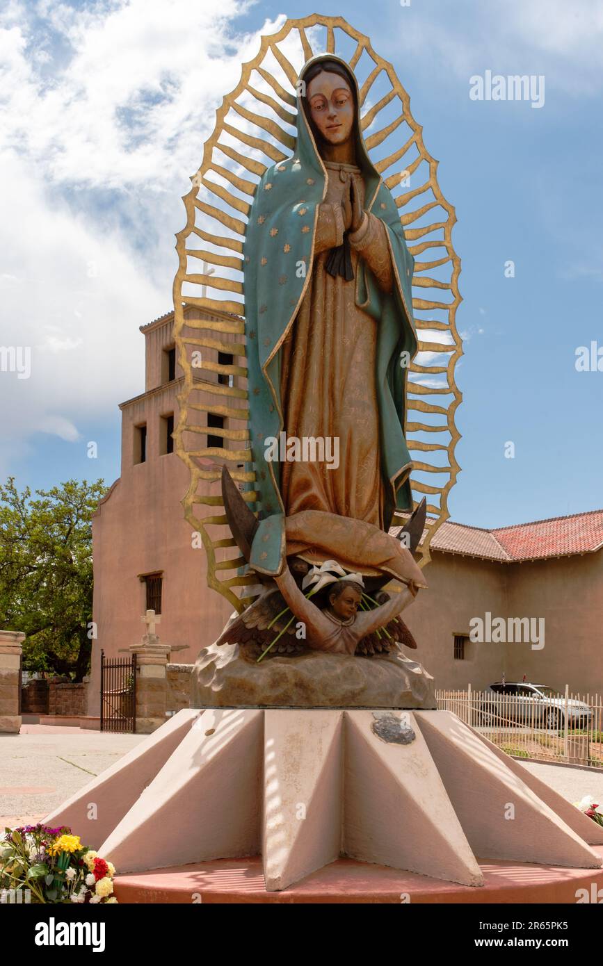 Estatua de bronce de 2008 metros de altura, Nuestra Señora de Guadalupe, de la artista mexicana