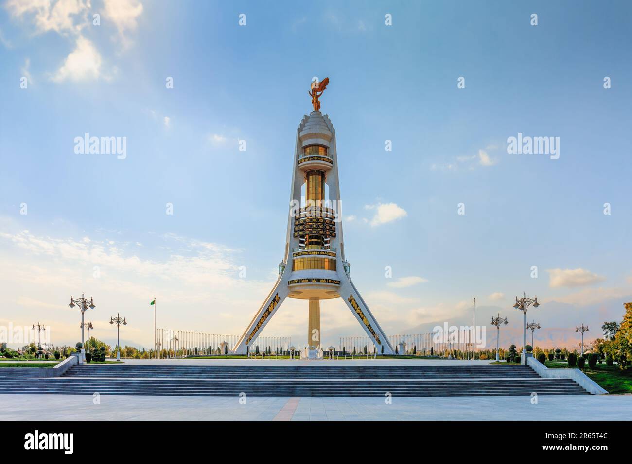 Ashgabat Turkmenistán 10 2019 de octubre Monumento de la neutralidad