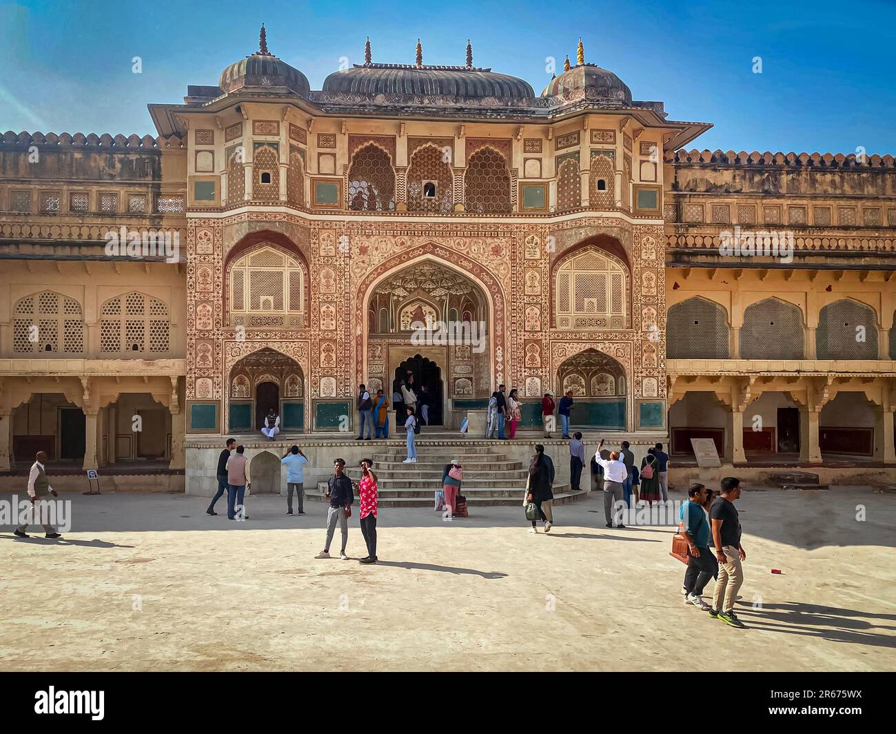El famoso Fuerte Amber, la residencia fortificada de Raja Man Singh I en los suburbios del norte de Jaipur, India. Foto de stock