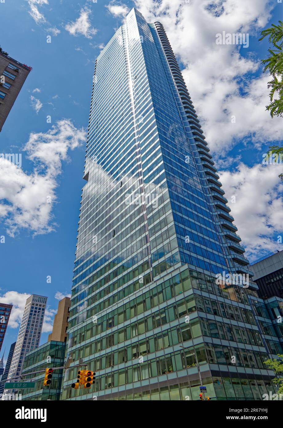 La torre residencial de vidrio azul 252 East 57th Street se encuentra sobre una base de media cuadra que incluye un supermercado y dos escuelas públicas. Foto de stock