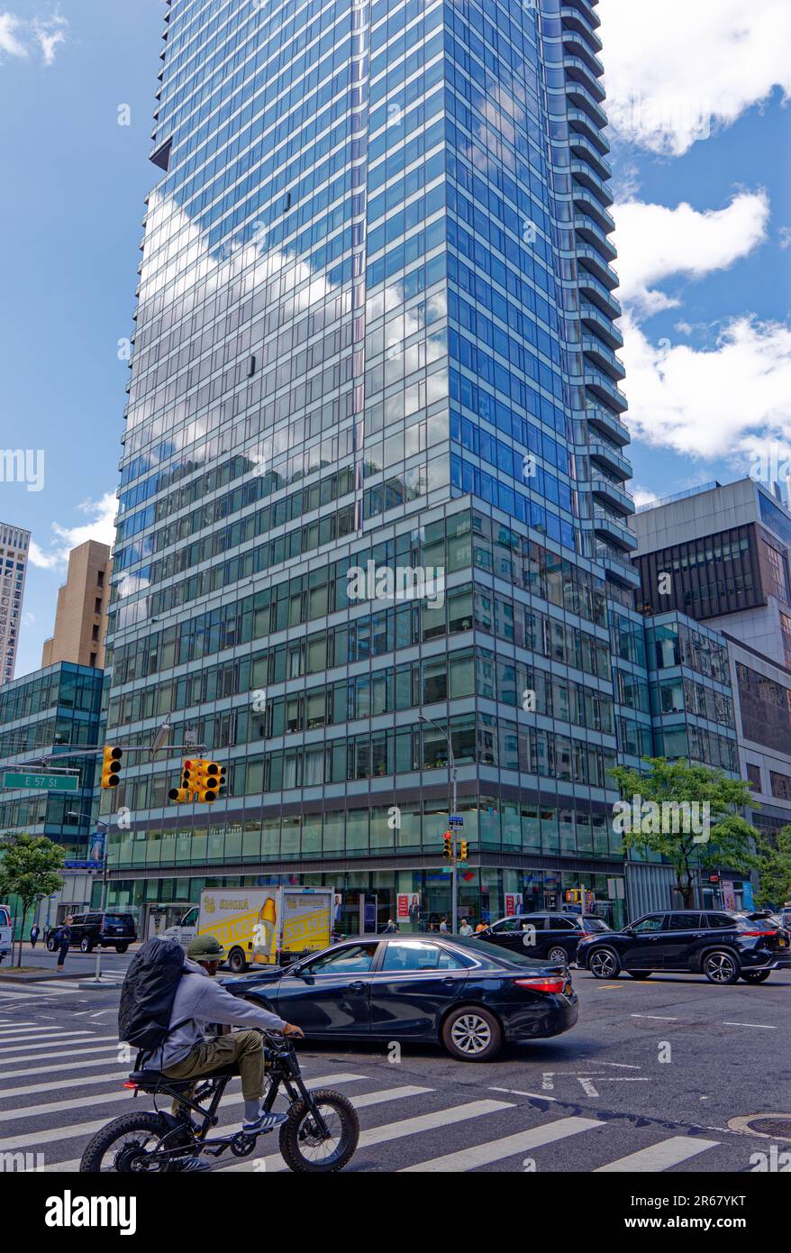 La torre residencial de vidrio azul 252 East 57th Street se encuentra sobre una base de media cuadra que incluye un supermercado y dos escuelas públicas. Foto de stock