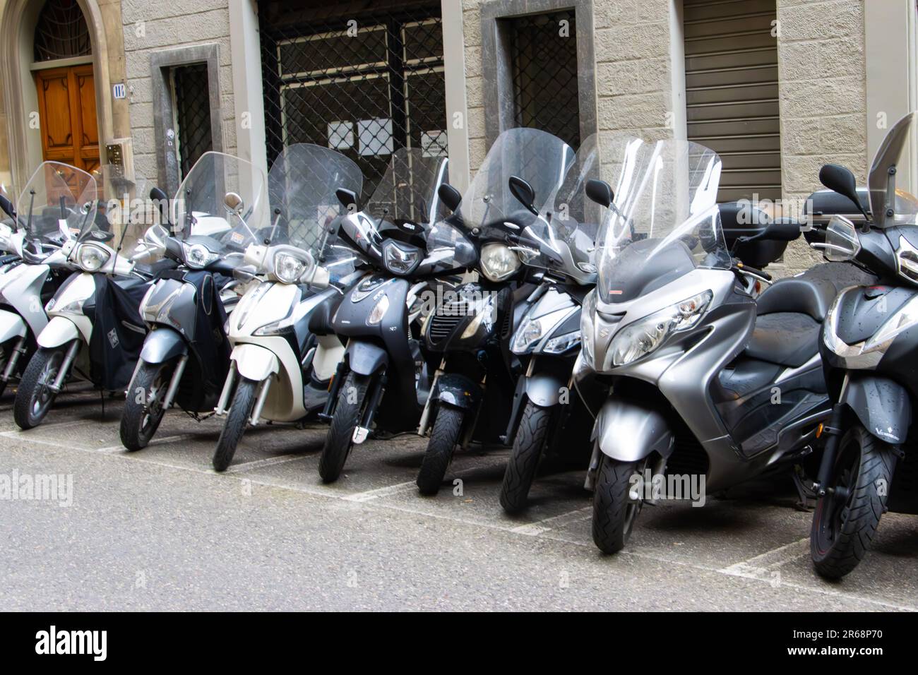Motocicletas urbanas ligadas en la calle en Florencia, Italia Foto de stock