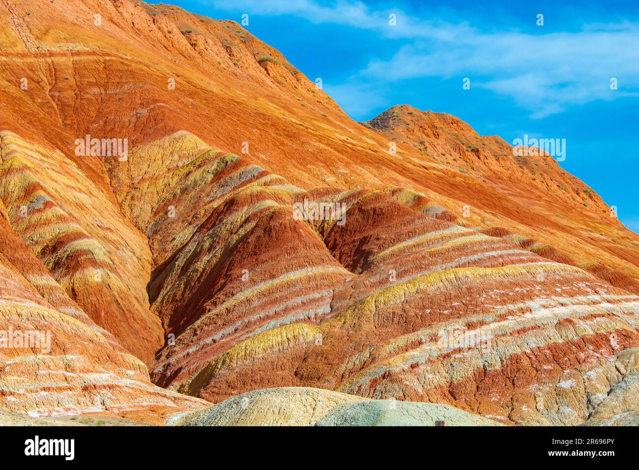 Las montañas Rainbow de China dentro del Parque Geológico Zhangye Danxia Landform son una maravilla geológica del mundo, estas famosas montañas chinas Foto de stock