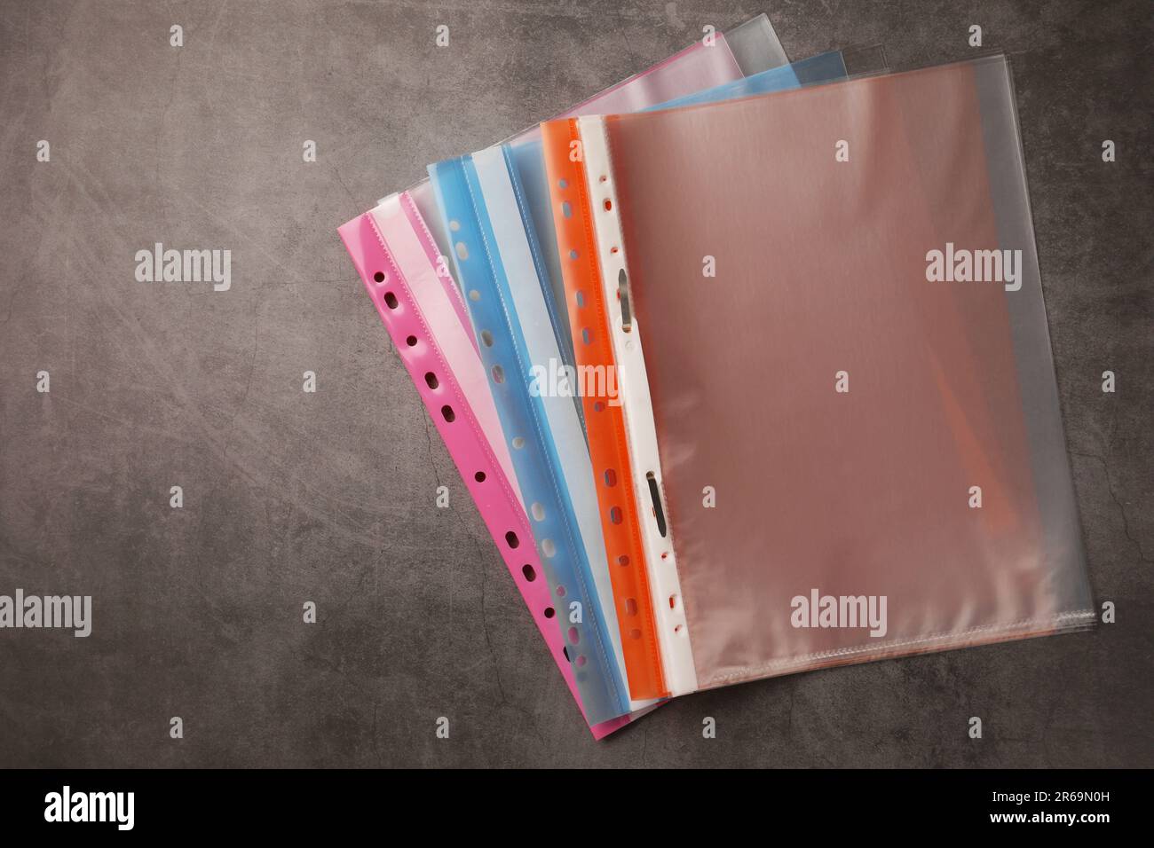 Carpetas de archivos con bolsillos perforados en mesa gris, plana lay.  Espacio para texto Fotografía de stock - Alamy