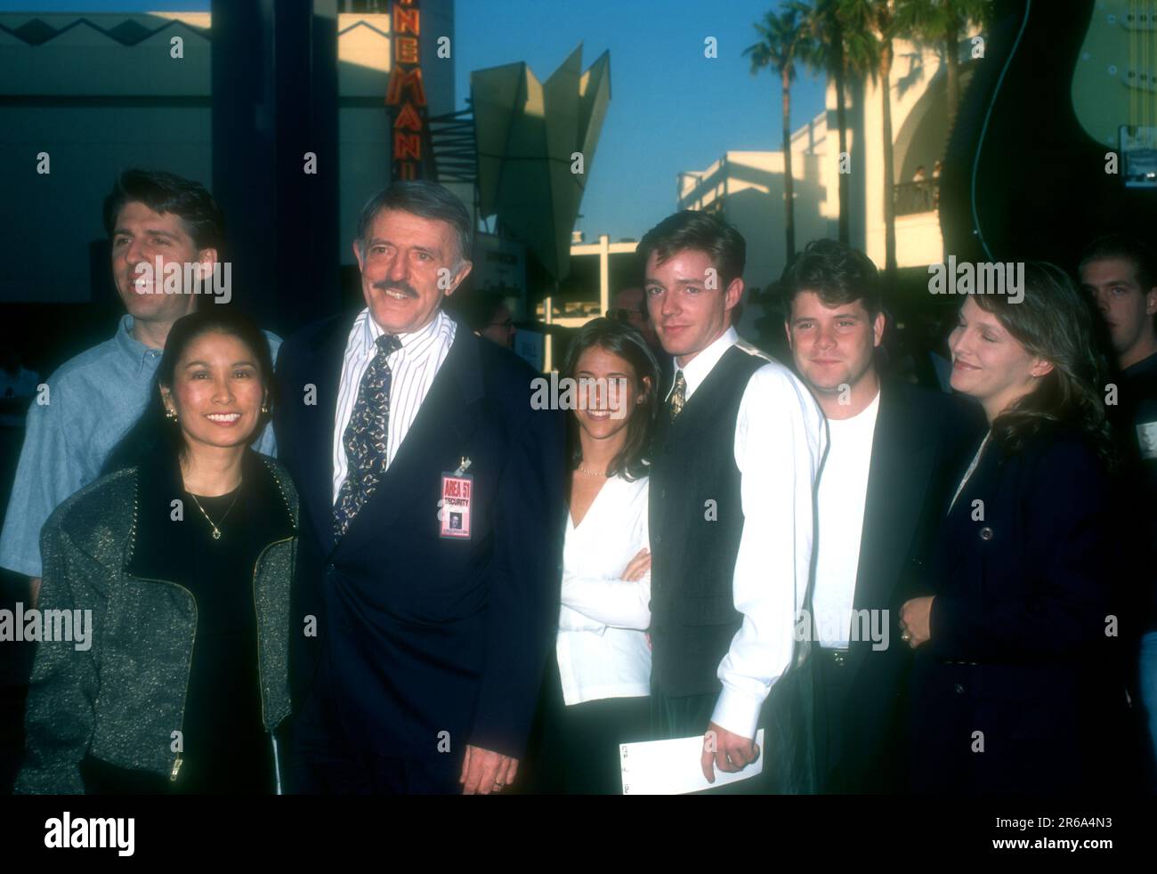 17 de julio de 1996 (izq.) Valerie Ann Sandobal, el actor John Astin