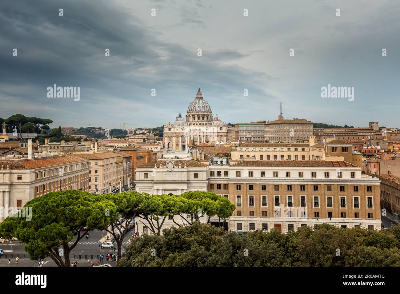 Vista sobre los tejados de Roma a la Catedral de San Pedro Foto de stock