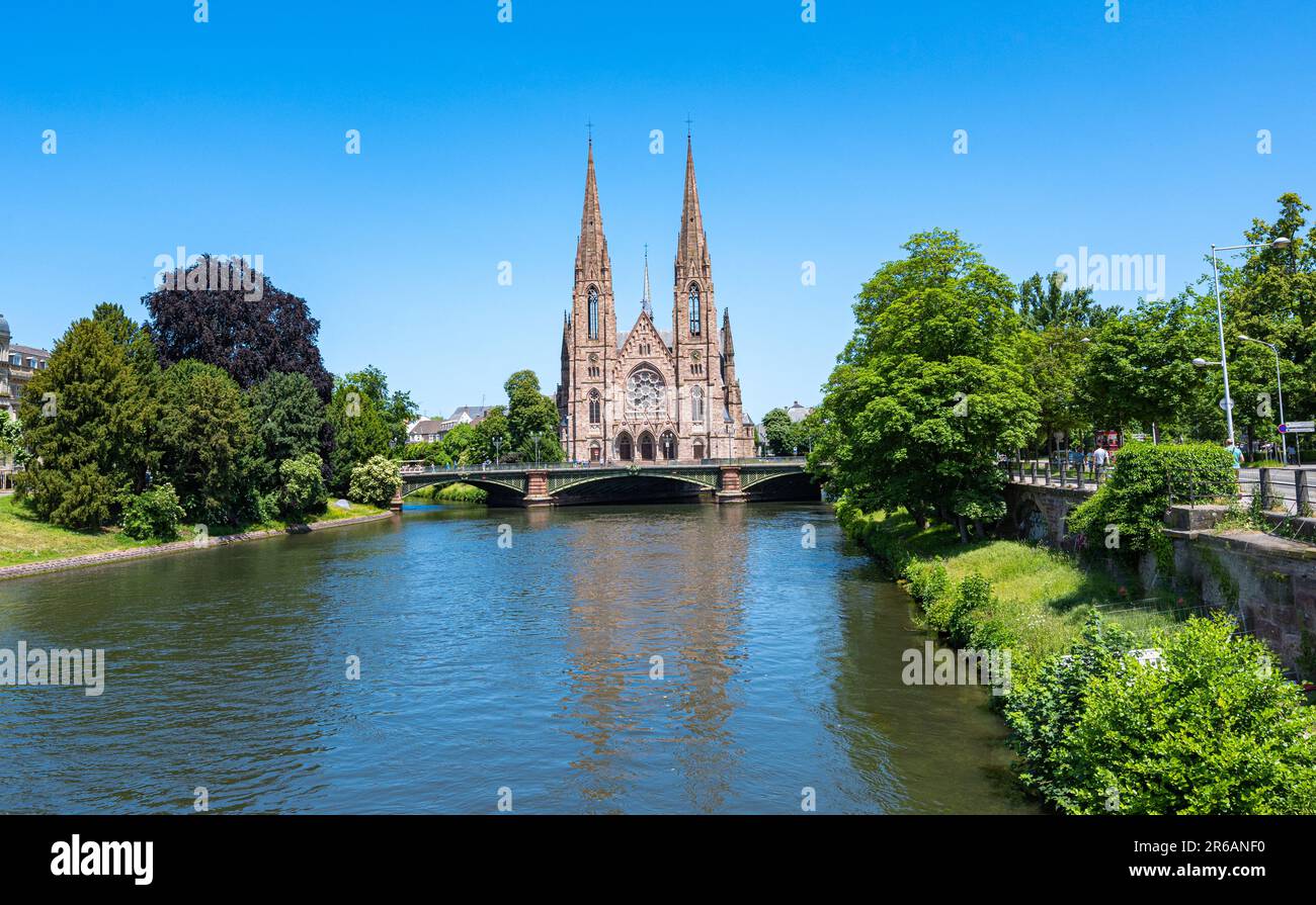 Paisaje urbano de Estrasburgo y la Iglesia Reformada San Pablo. Francia, Europa Foto de stock