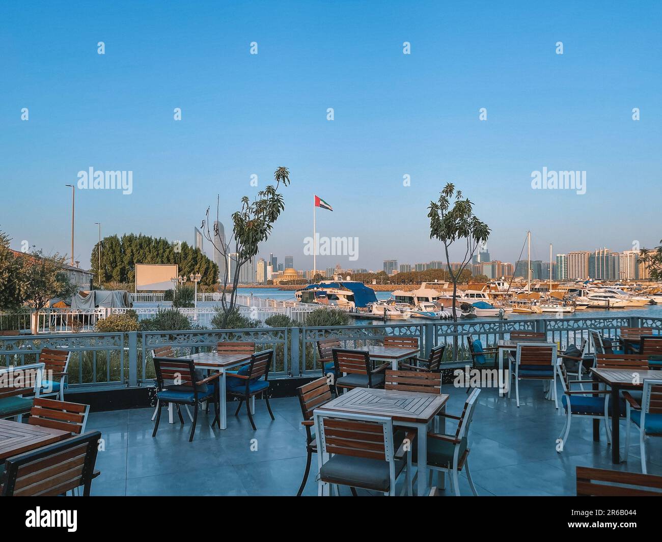 Hermosa vista de los monumentos de la cornisa de la ciudad de Abu Dhabi, las famosas torres y torres Etihad Foto de stock