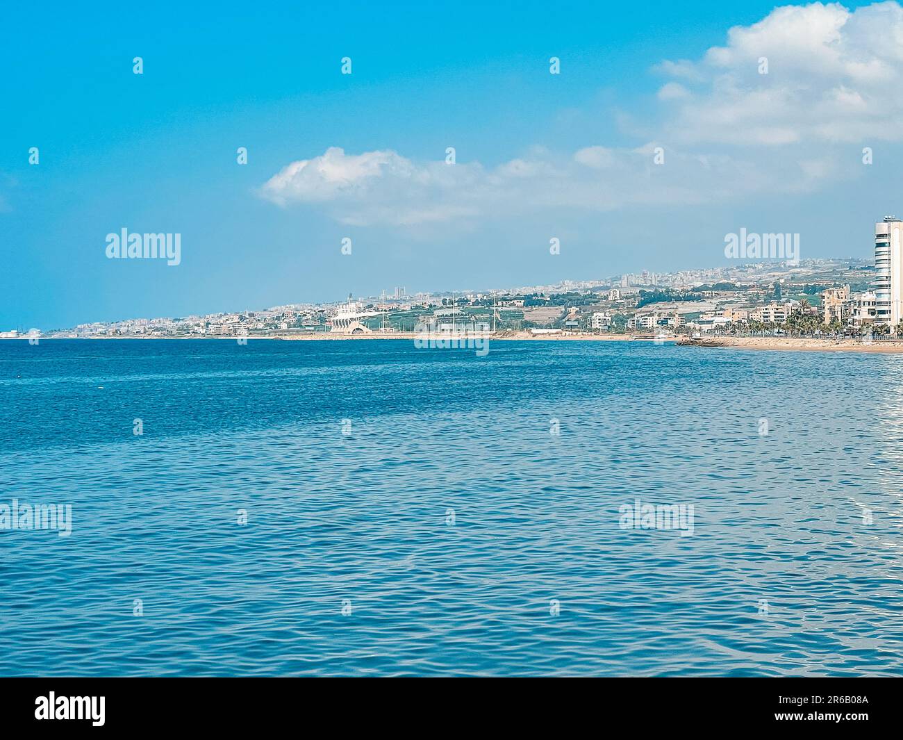 La ciudad de Sidón en Líbano. Mar de Sidón - Saida corniche y edificio y ciudad vieja Foto de stock
